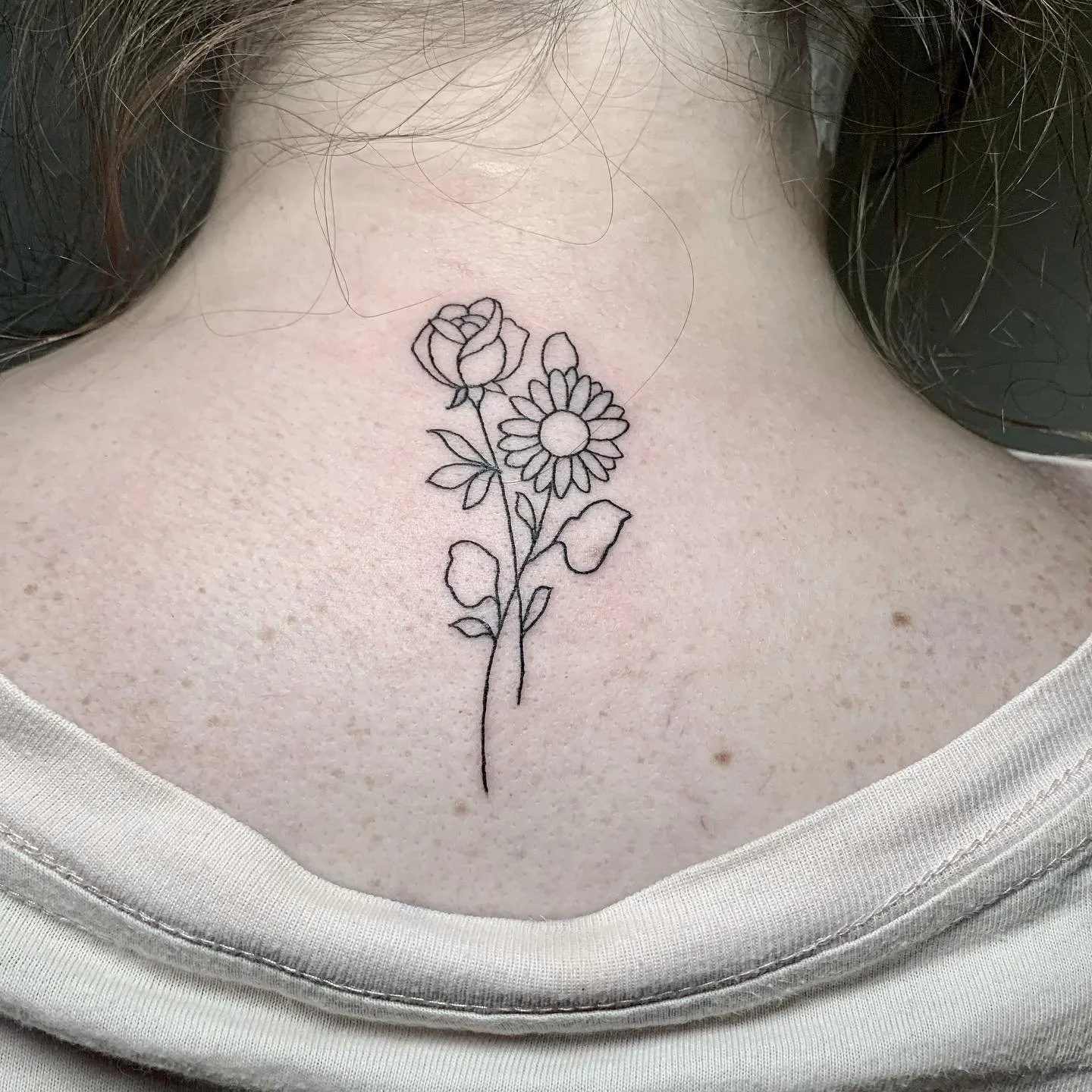 Some simple minimalist flowers for Hannah today, thank you lovely lady x

@jaynedoetattoo