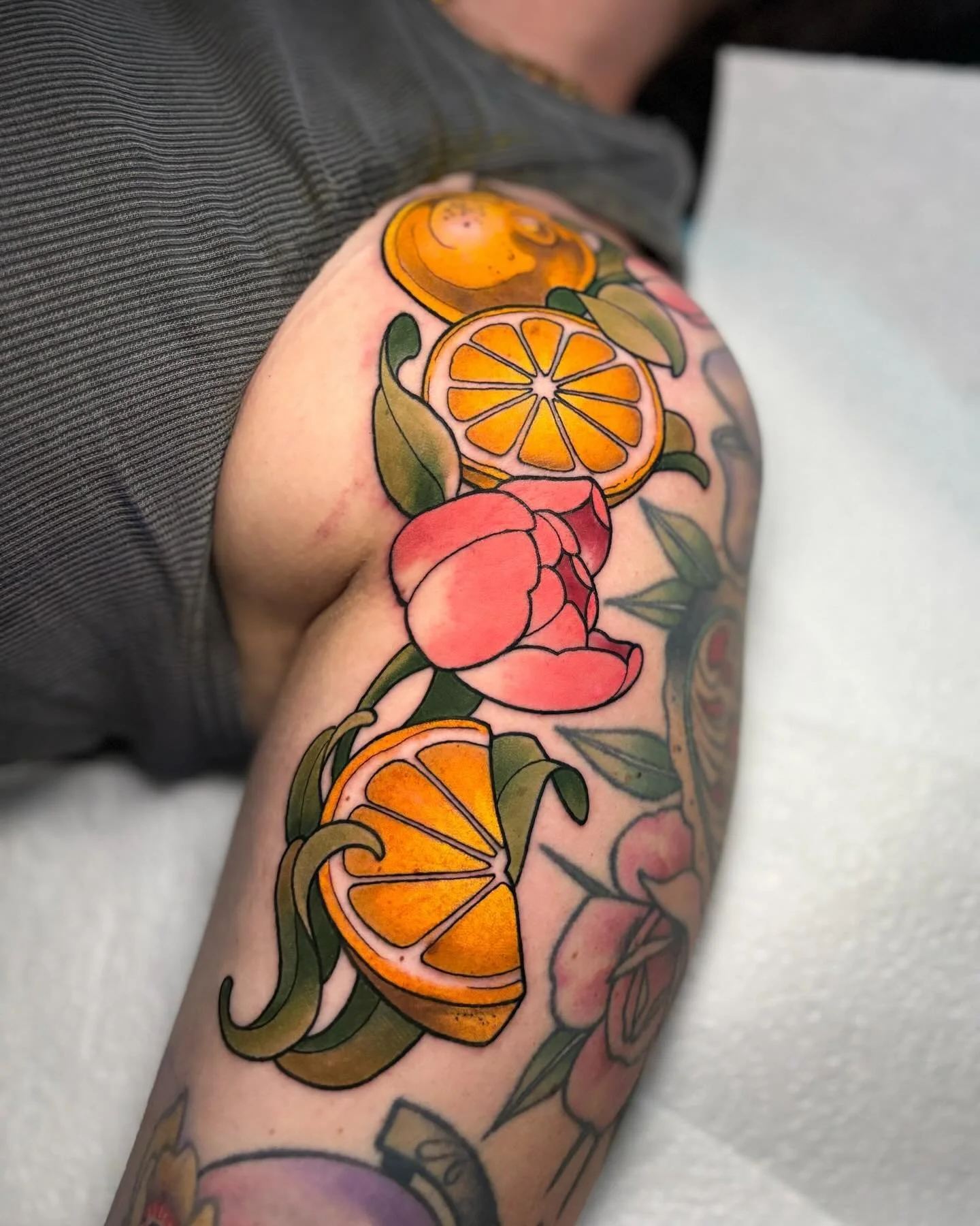 Tricky gap-fills? No problem! 🌿 

Tamara trusted me to bring her vision to life with these lemons and ornamental-style tulips, and I&rsquo;m thrilled with how perfectly they fit the space. This was a tough spot to work on, but Tamara sat like a cham