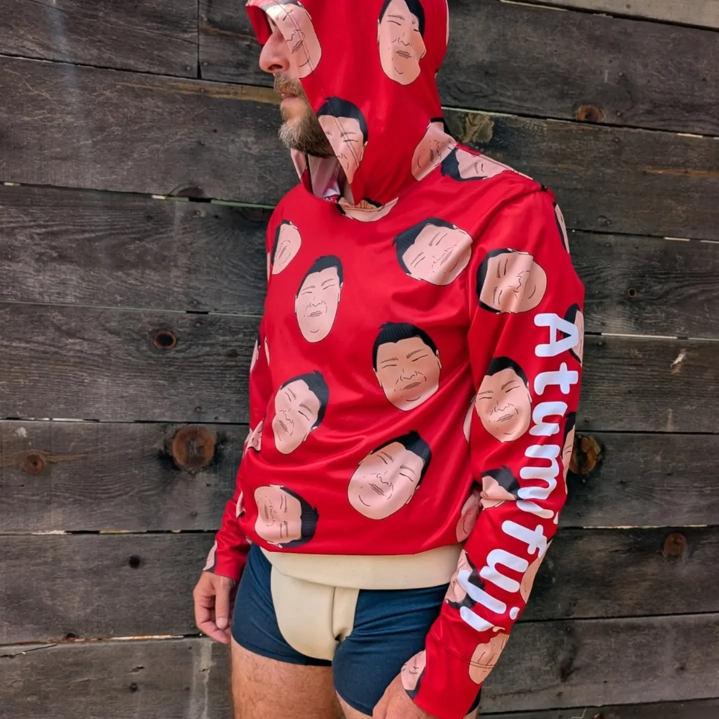 Tomato season is here 🍅 and we're not talking about the garden. The Atomic Tomato is on a roll with another kachi-koshi this basho! What better way to celebrate than wearing his face all over?! There isn't.

Cheekysumo.com

#atamufuji #atomictomato 
