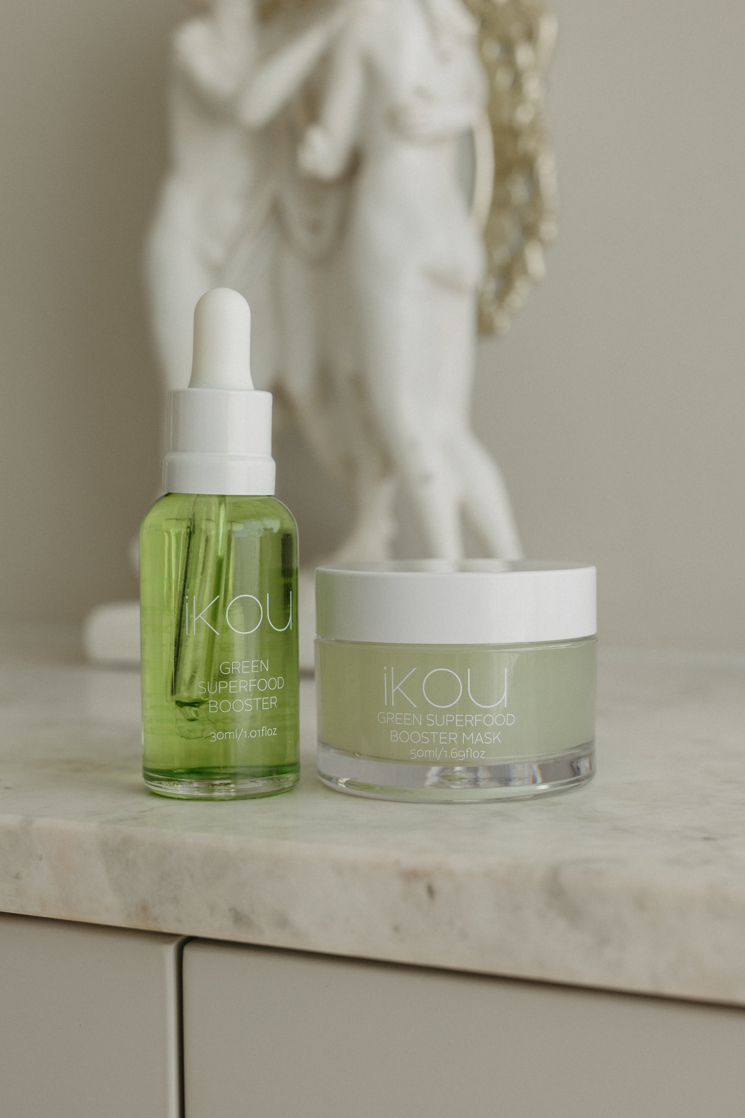 E C L A T  V E R T Facial $190 (60min)*** Designed to support your skin's natural protective barrier, this superfood deeply soothing treatment helps boost elasticity while fortifying the complexion against environmental stressors, leaving the skin no