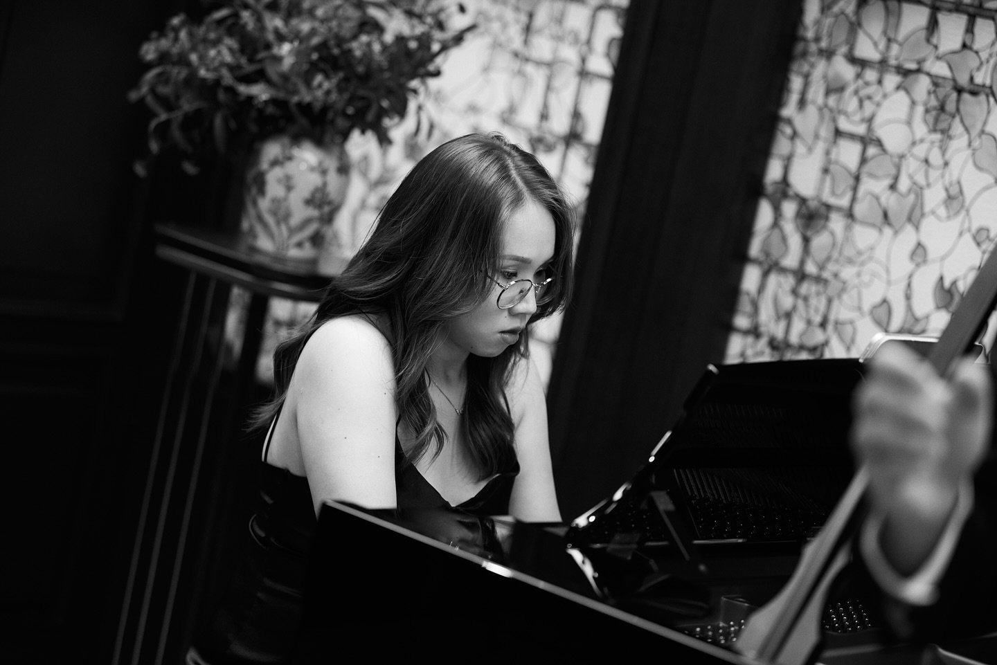 𝓜𝓸𝓶𝓮𝓷𝓽𝓼 𝓫𝓮𝓯𝓸𝓻𝓮 𝓼𝓱𝓸𝔀𝓽𝓲𝓶𝓮🖤🩶🤍
📸: @kuce.says.have.a.good.day @kuceto.photography 
#concert #musician #music #pianist #collaborativepianist #singer #lied #rehearsal