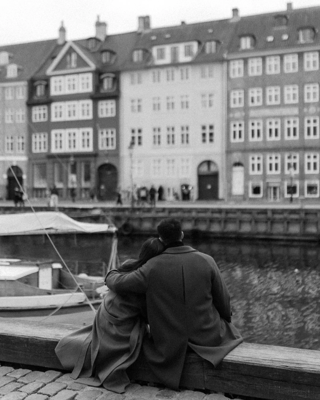 Those colours only autumn can paint 🍂 A slow morning with these two, somewhere between Nyhavn and the quiet backstreets.

Copenhagen photoshoot in Nyhavn
#copenhagenphotoshoot #copenhagenphotographer #nyhavn #copenhagenweddingphotographer #coupleses