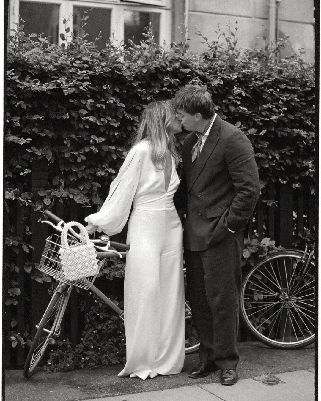 Love and kisses, monochrome edition. 🖤🤍

.
.
.
Copenhagen Photographer, City hall wedding, Courthouse wedding