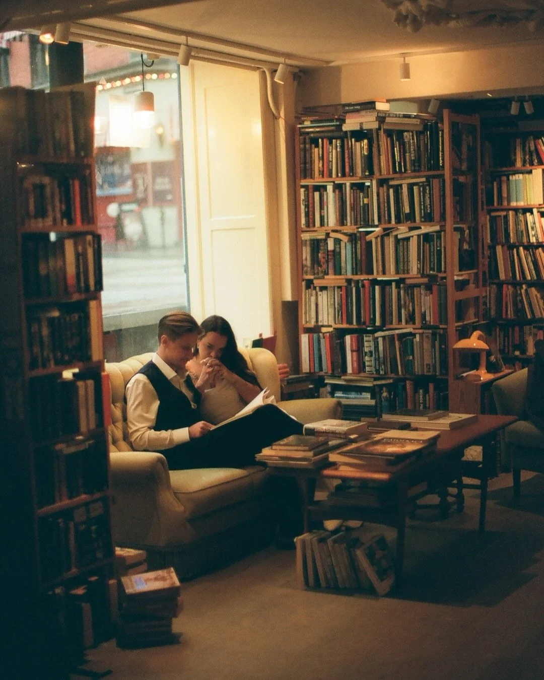 This is what an elopement really feels like.
They started their morning reading love letters from their family and friends - and wow, what a moment that was. Getting ready together with music in the background. A ceremony at the Copenhagen City Hall.