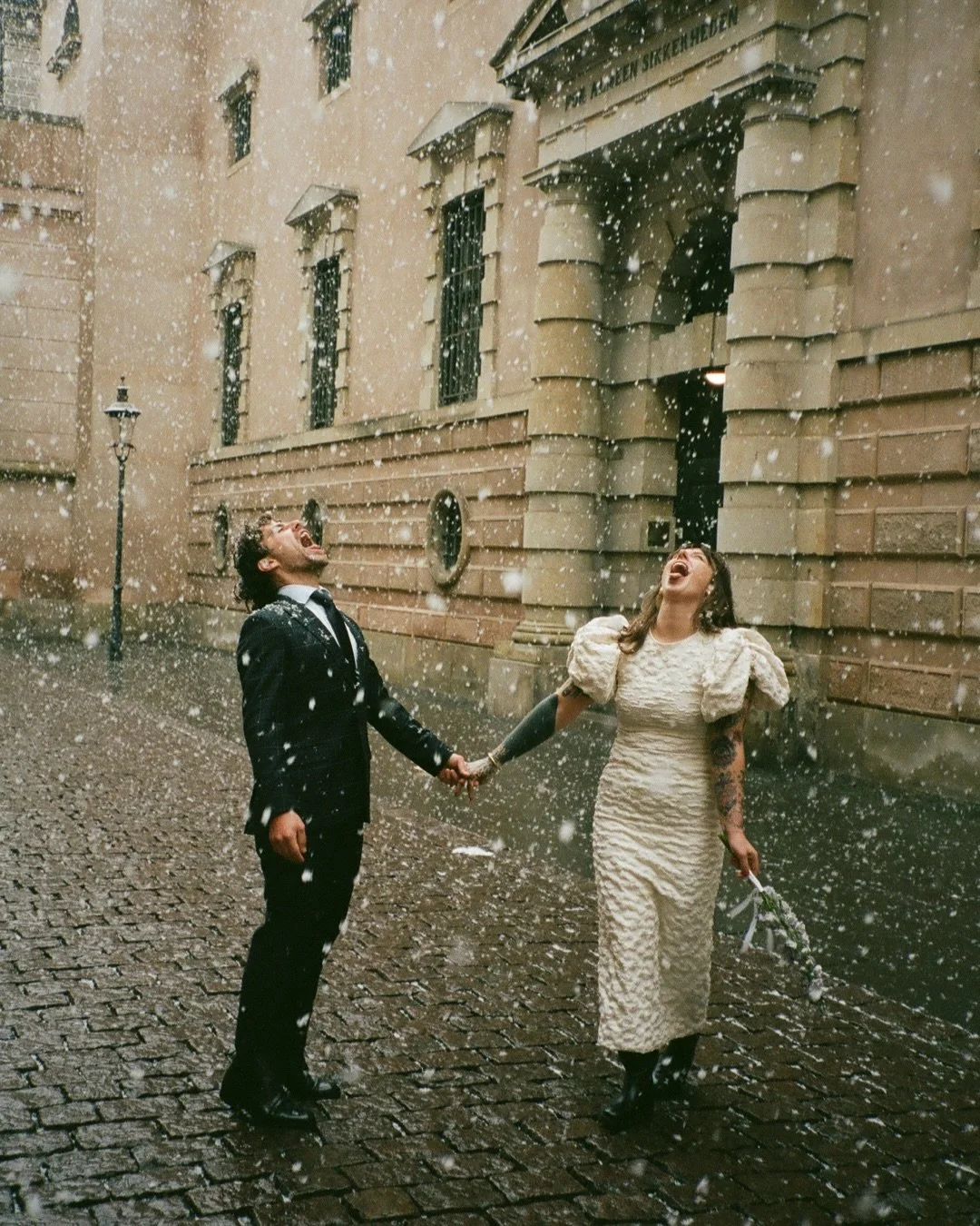 Snowy elopement in Copenhagen? Yes please!!! ❄️
Still thinking about this City Hall wedding.
Analog + digital. Them. Their energy. Dangerously good. ❤️&zwj;🔥
.
.
.
.
.

Film Wedding Photographer, City Hall Wedding, Copenhagen wedding photographer

#