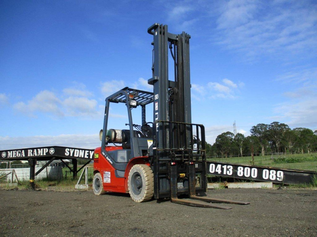 Heli-Model-CPYD25-2.5-Tonne-Counterbalance-Forklift-front-1024x767.jpg