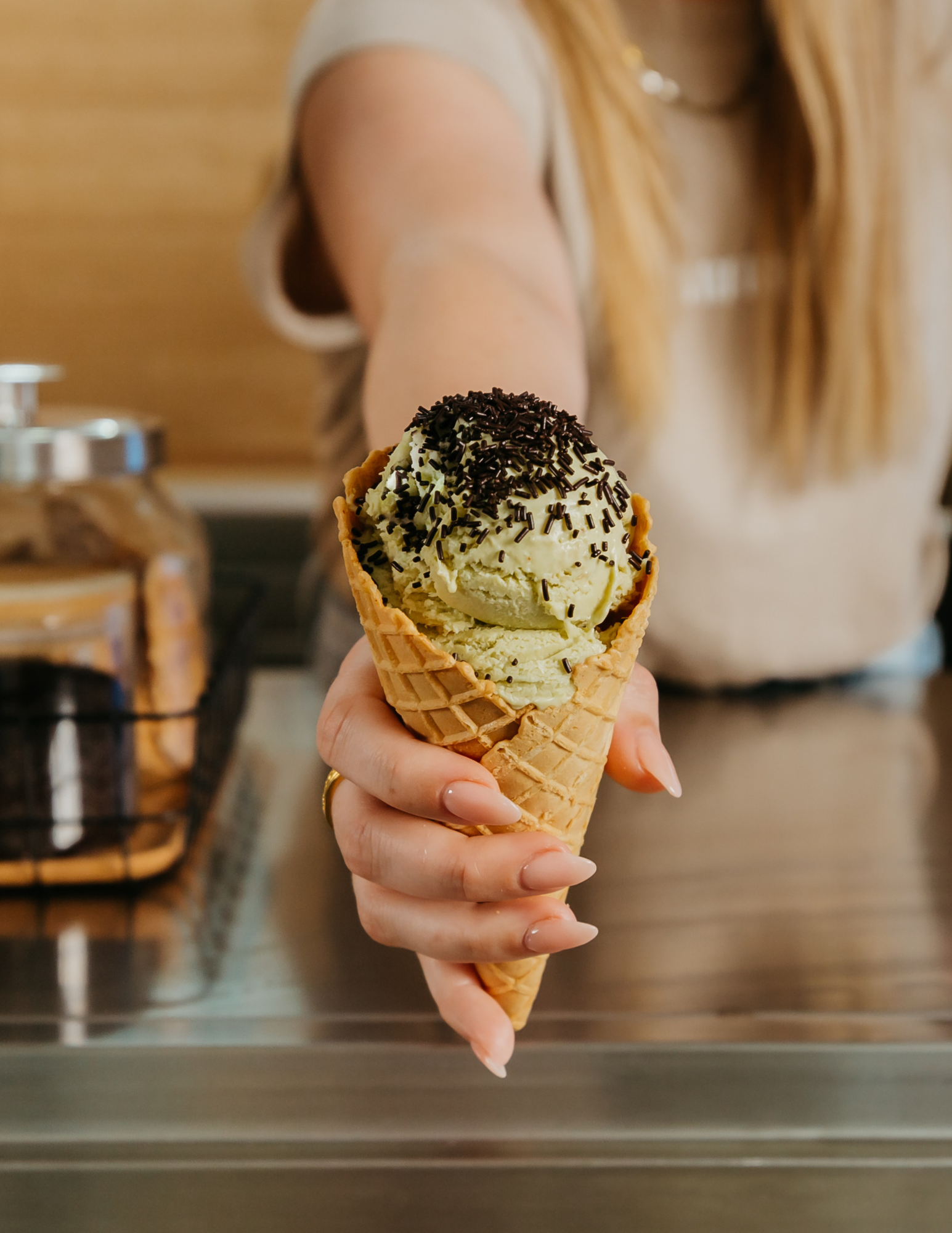 emifreddowaldorf handing cone.png