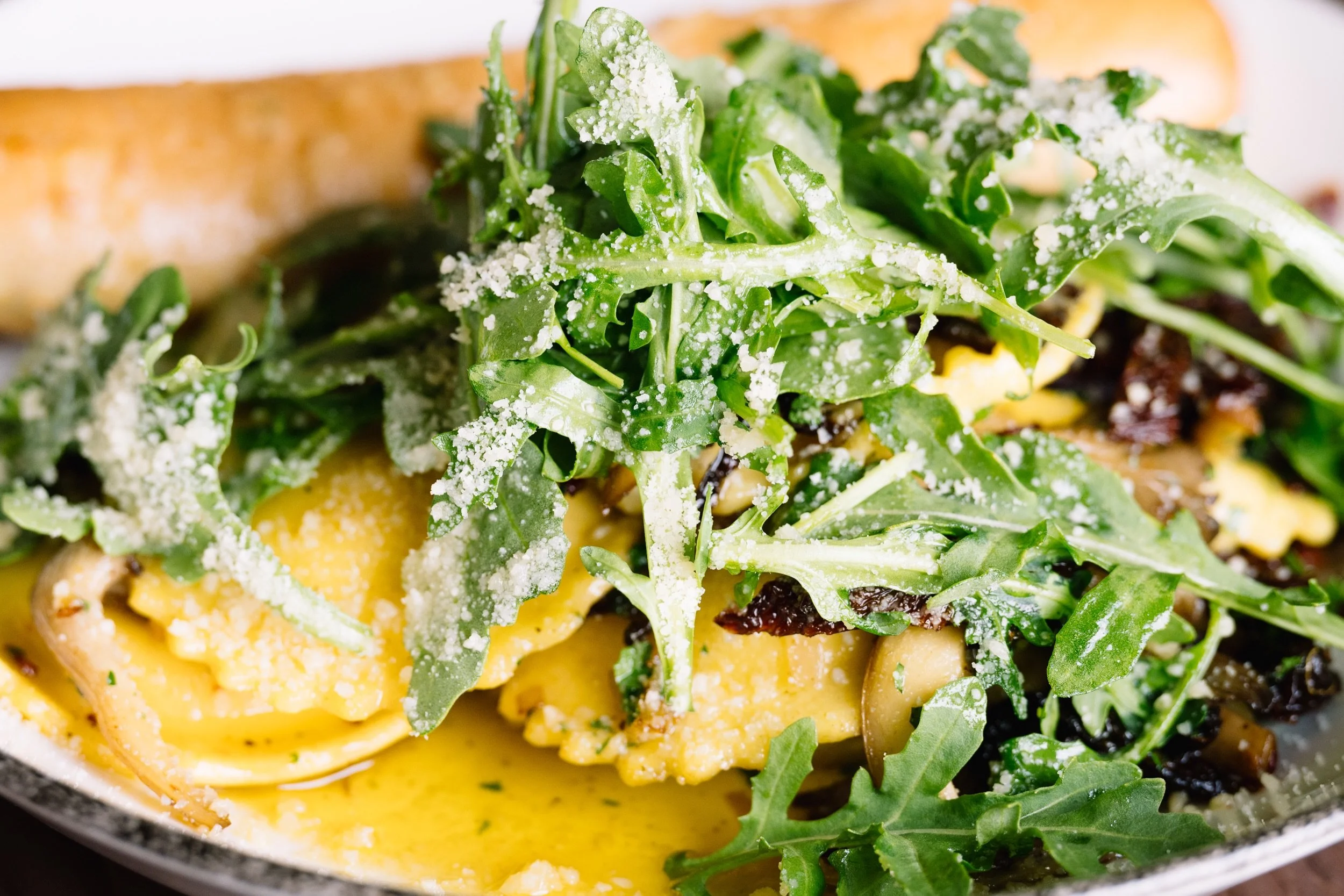 🍄... a closer look at our new Ricotta Ravioli &amp; Mushrooms, finished with oyster mushrooms, sundried tomatoes, baby arugula, and aglio e olio.

#lookoutpointcc