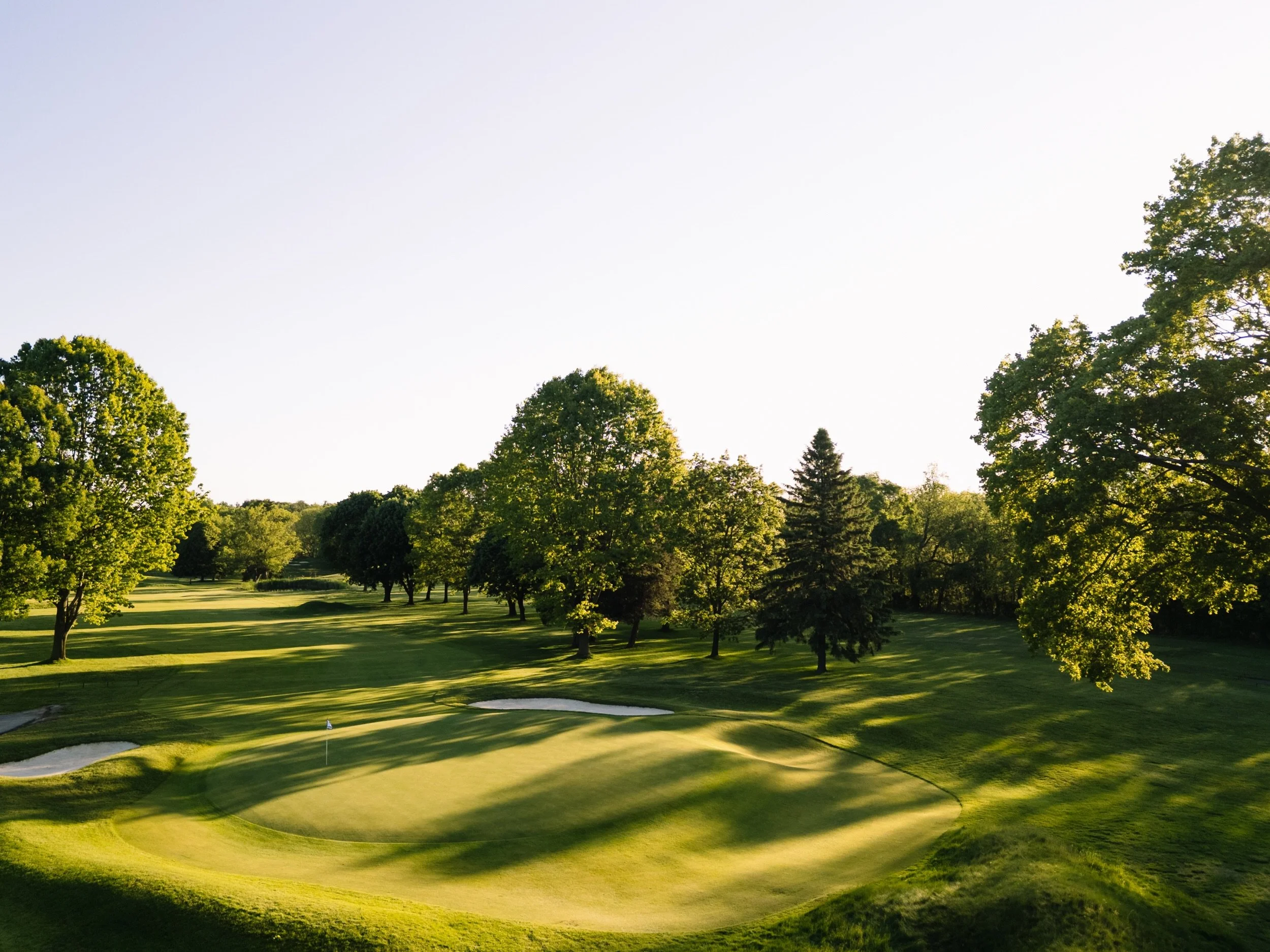 🤖&hellip; /image prompt: aesthetic golf course image, perfect shades of green, golden hour sunlight, long shadows, flawless turf, zero wind, zero clouds, fluffy bunkers, carpet green, photorealistic, shot on 35mm, ar 4:5

#lookoutpointcc