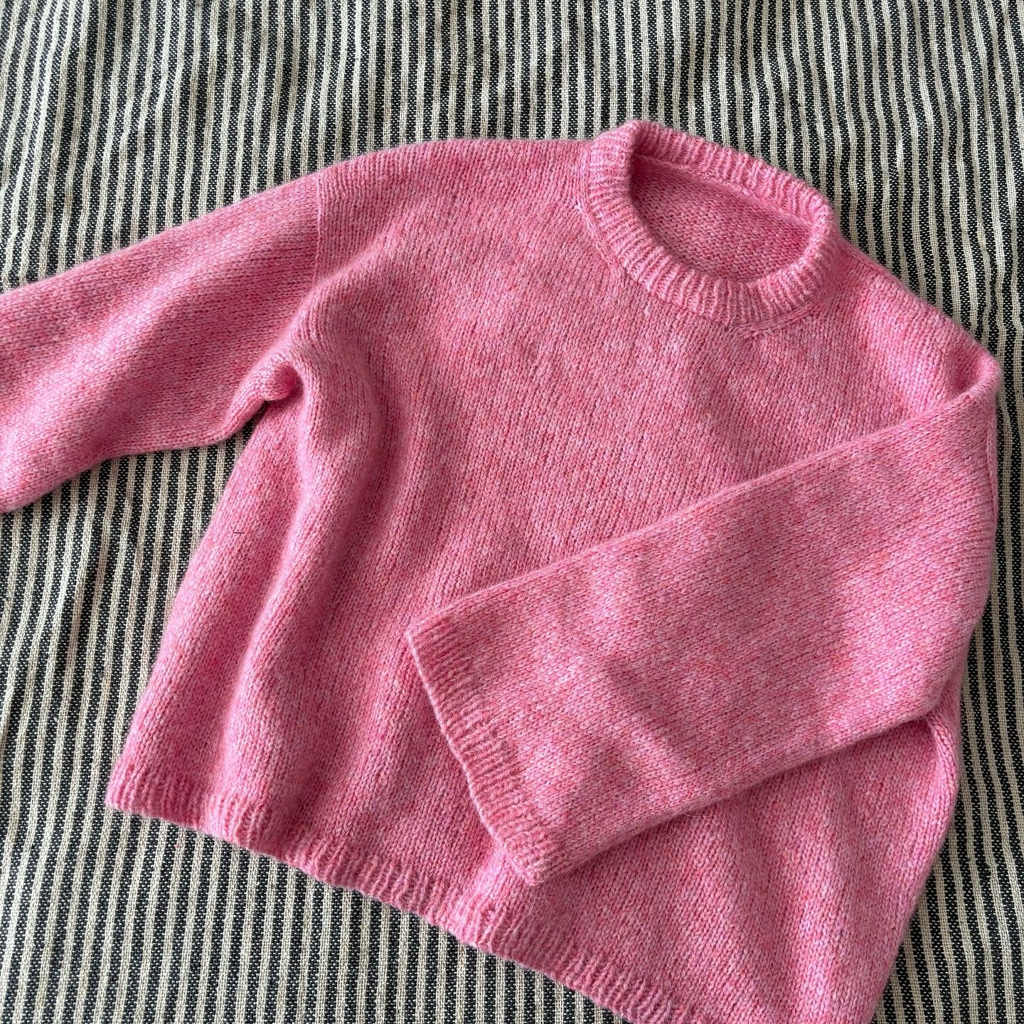 I&rsquo;m still so in love with this pink 💞 the @dropsdesign air has got to be one of the softest yarns I&rsquo;ve felt 

self-drafted pattern

#knit #knitknitknit #knitting #knitter #summerknit #summerknits #summerknitting #knitovation #knittersgon