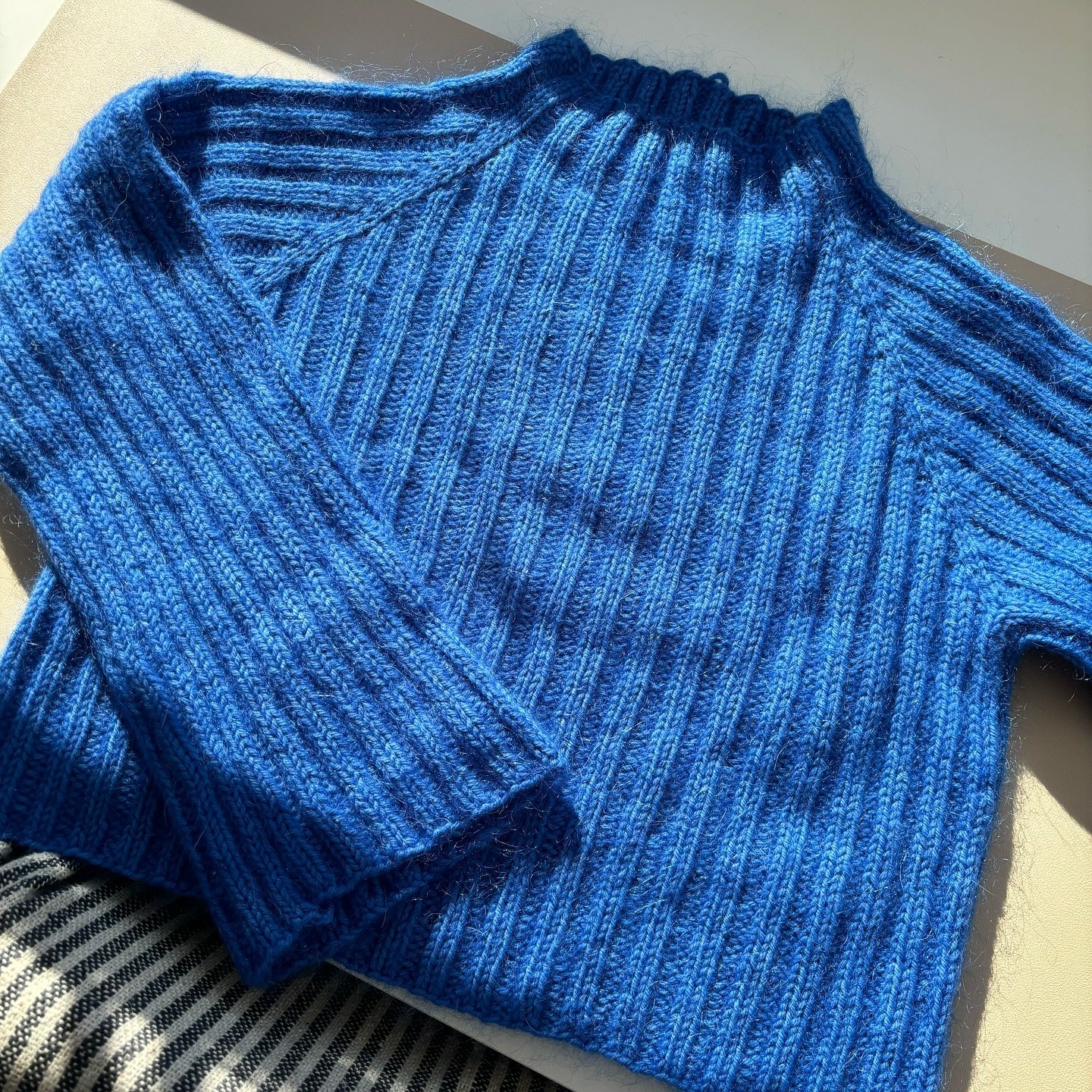 I realised I never posted proper photos of this jumper I made earlier in the year (I still haven&rsquo;t even woven in the ends, but it&rsquo;s not been cold enough to wear it yet) knit in @dropsdesign daisy and kid silk 

If you want to see how I se