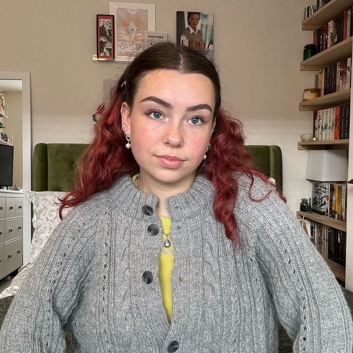 Everytime I wear this cardi I have such an urge to cast on more cabled pieces, I love her 🩶 

My own design knit in @dropsdesign nord

#knit #knitknitknit #knitting #knitter #summerknit #summerknits #summerknitting #knitovation #knittersgonnaknit #k