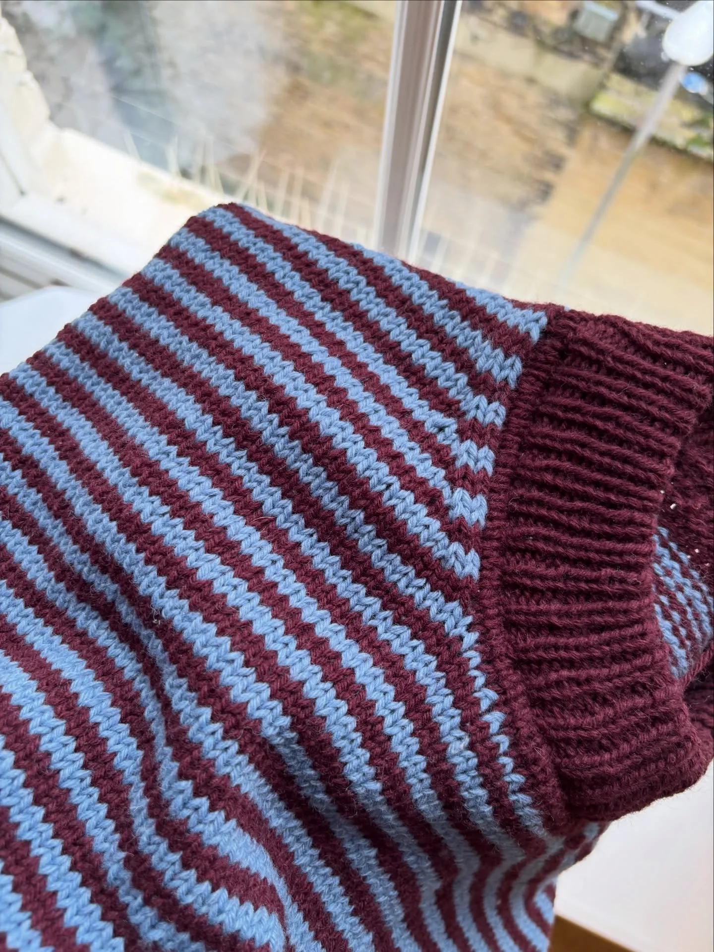 This piece is actually finished now 🤫butttt I really enjoy the rows of double knit I did at the start of the folded collar, imo it gives it such a nice &lsquo;framed off&rsquo; look 🫶🏻 they&rsquo;re a little bit faffy to do but nothing too difficu