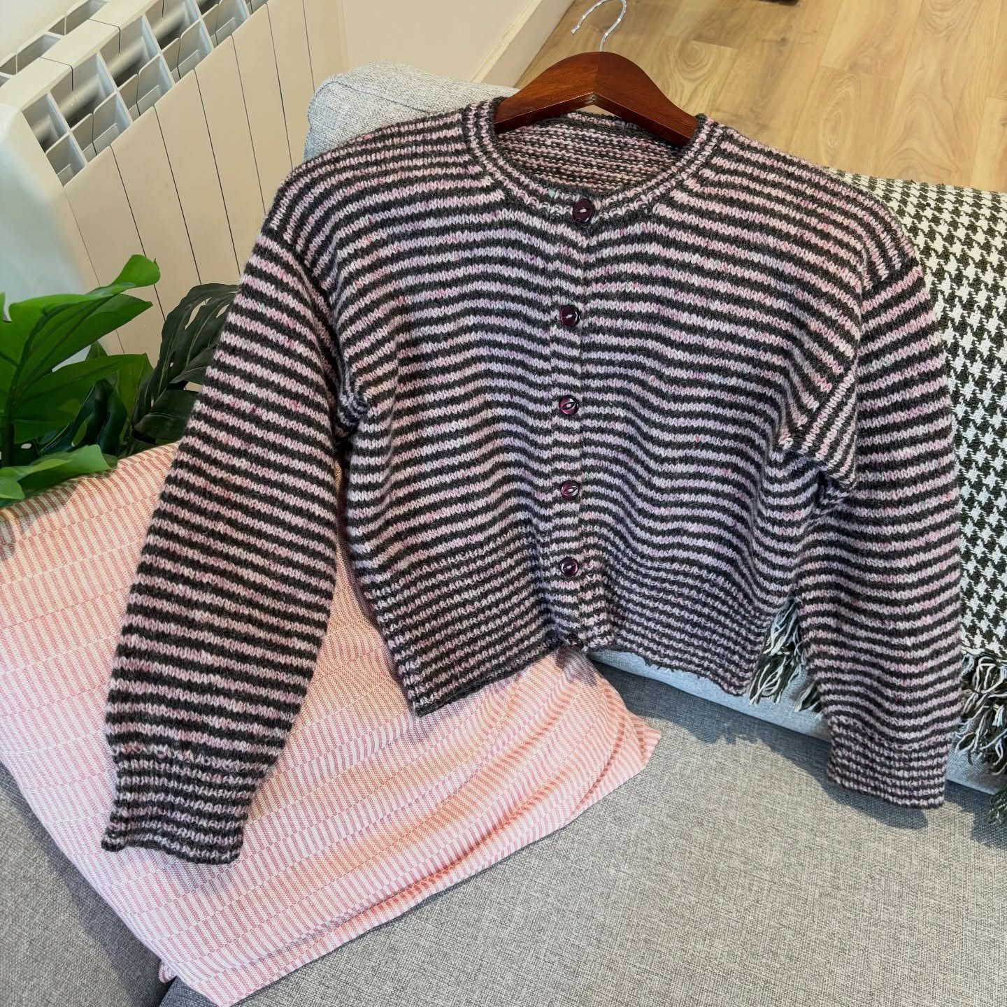 I feel like this time of year is perfect for my &lsquo;pin stripe cardigan&rsquo; - the cropped fit means I find it easier to pair with skirts and dresses as well as trousers as opposed to my usual more oversized pieces. At a DK weight it&rsquo;s als