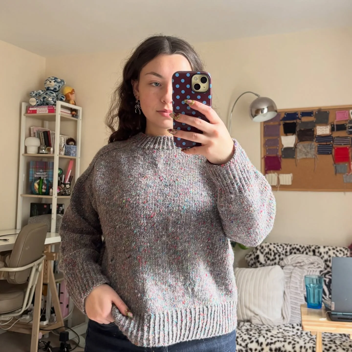 Apologies about the mess in the background this was taken because I moved the room around lmao 🫣 I honestly loooove this yarn and I really enjoyed working on this piece last year, saddle shoulders are defo something I want to experiment more with th