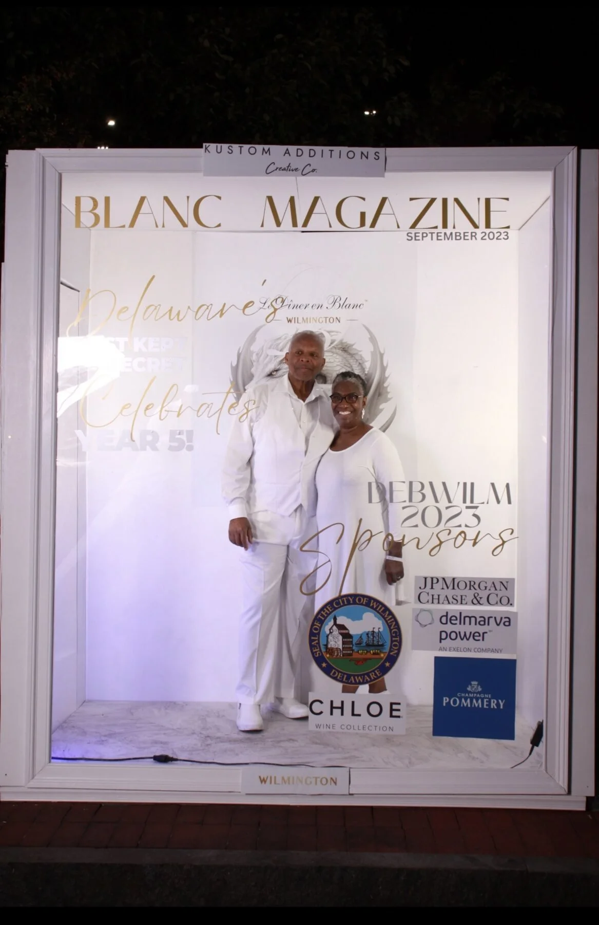 02-deluxe-magazine-booth-blanc-couple-sequin.jpg