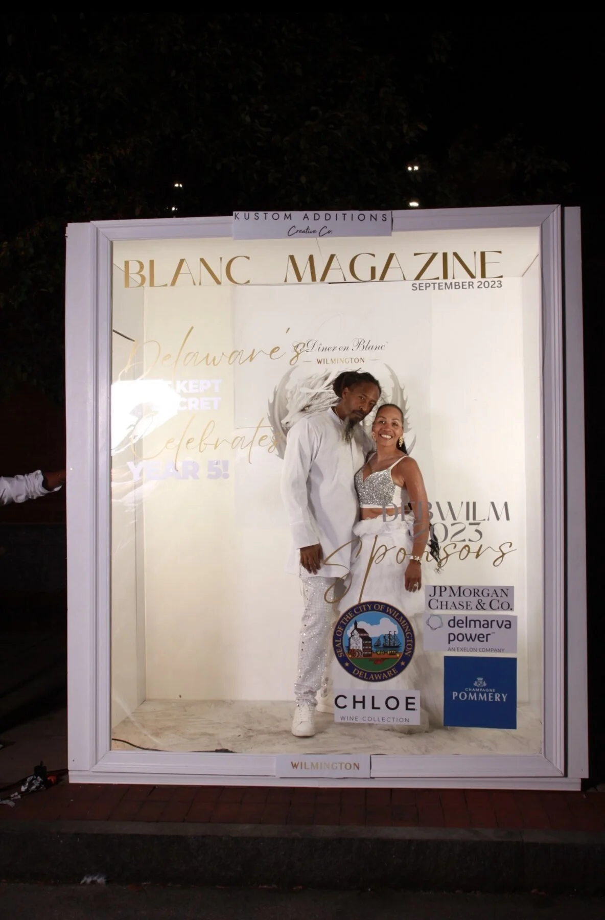 04-deluxe-magazine-booth-blanc-solo-pose.jpg