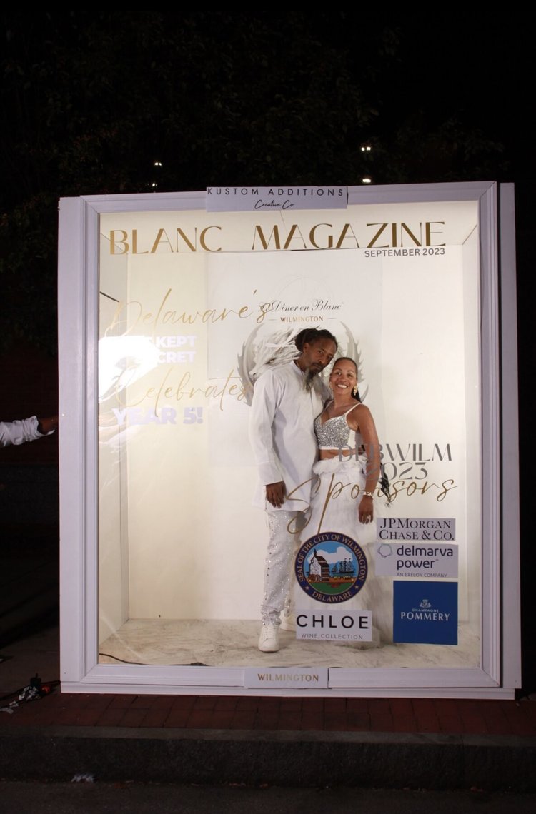 Solo cover pose in the Deluxe Magazine Booth