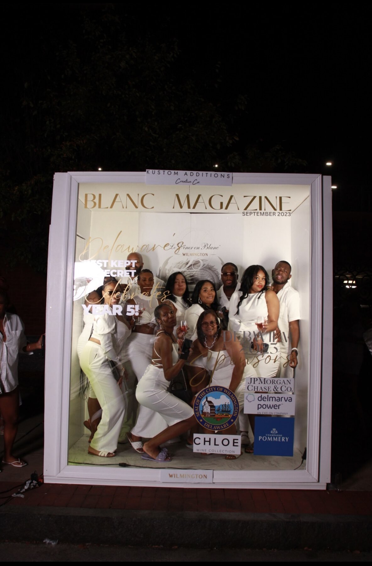 10-deluxe-magazine-booth-blanc-ladies-group.jpg