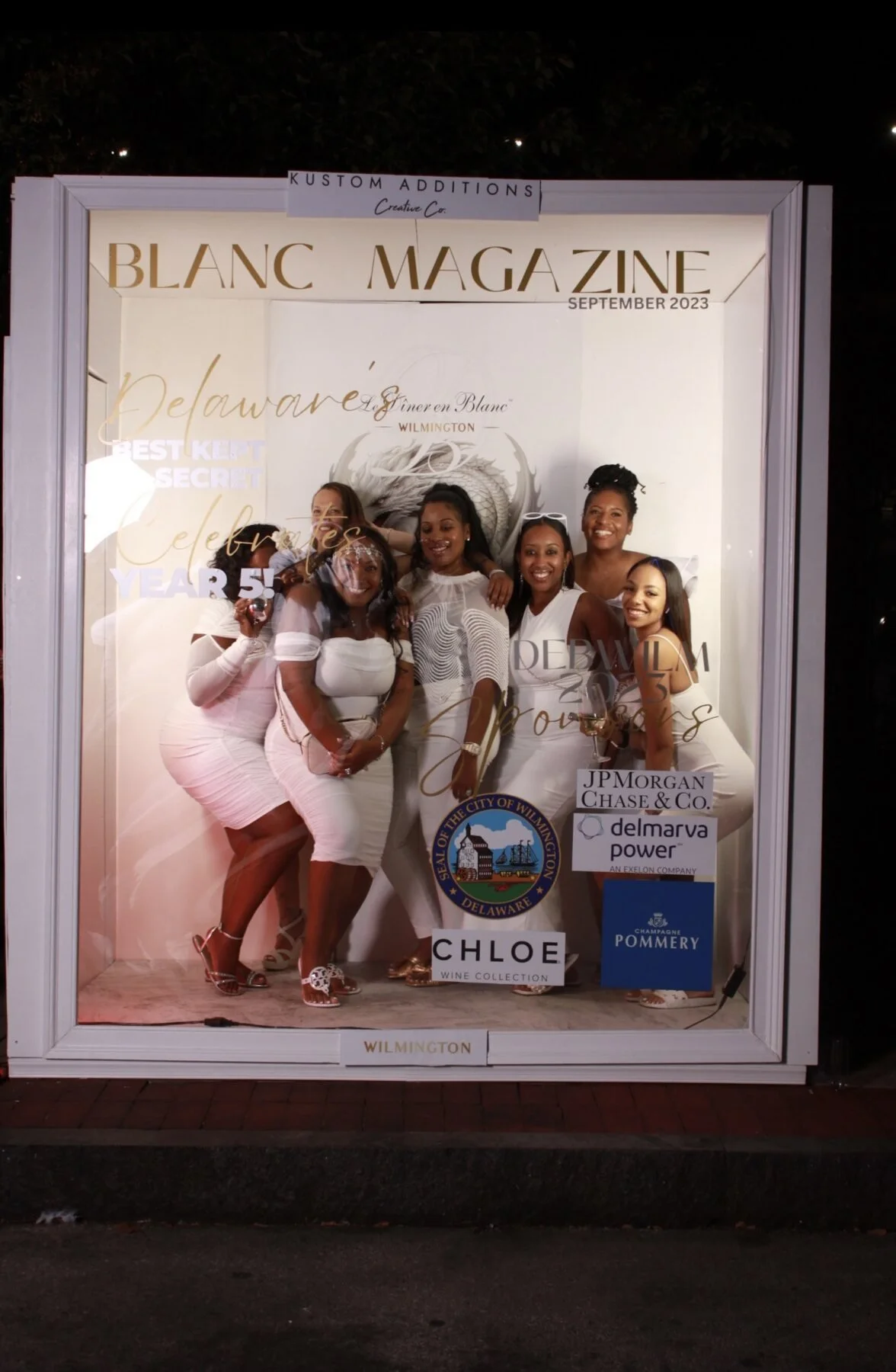 05-deluxe-magazine-booth-blanc-friends-laughing.jpg