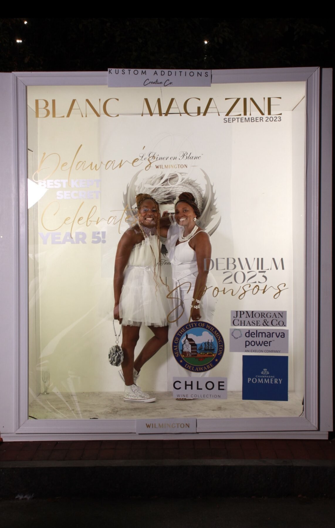 01-deluxe-magazine-booth-blanc-large-group.jpg