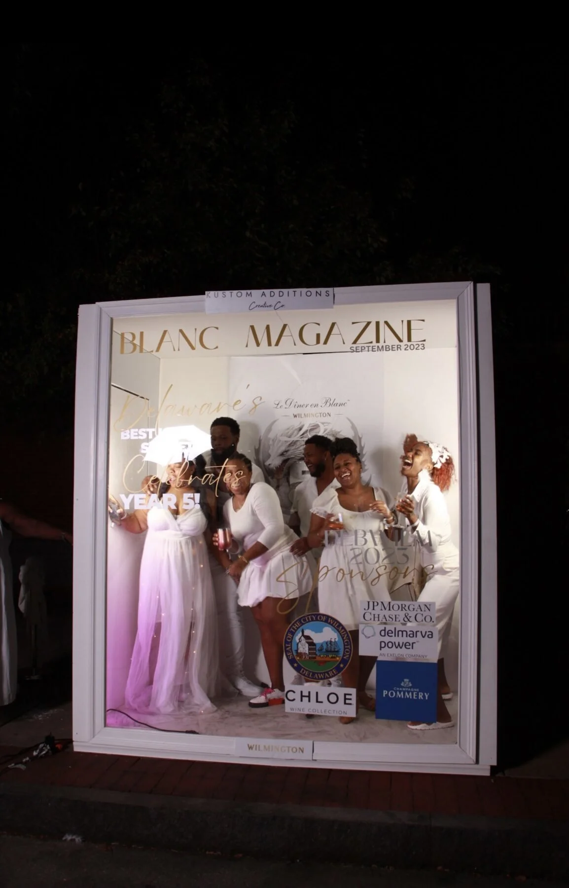 03-deluxe-magazine-booth-blanc-group-white.jpg