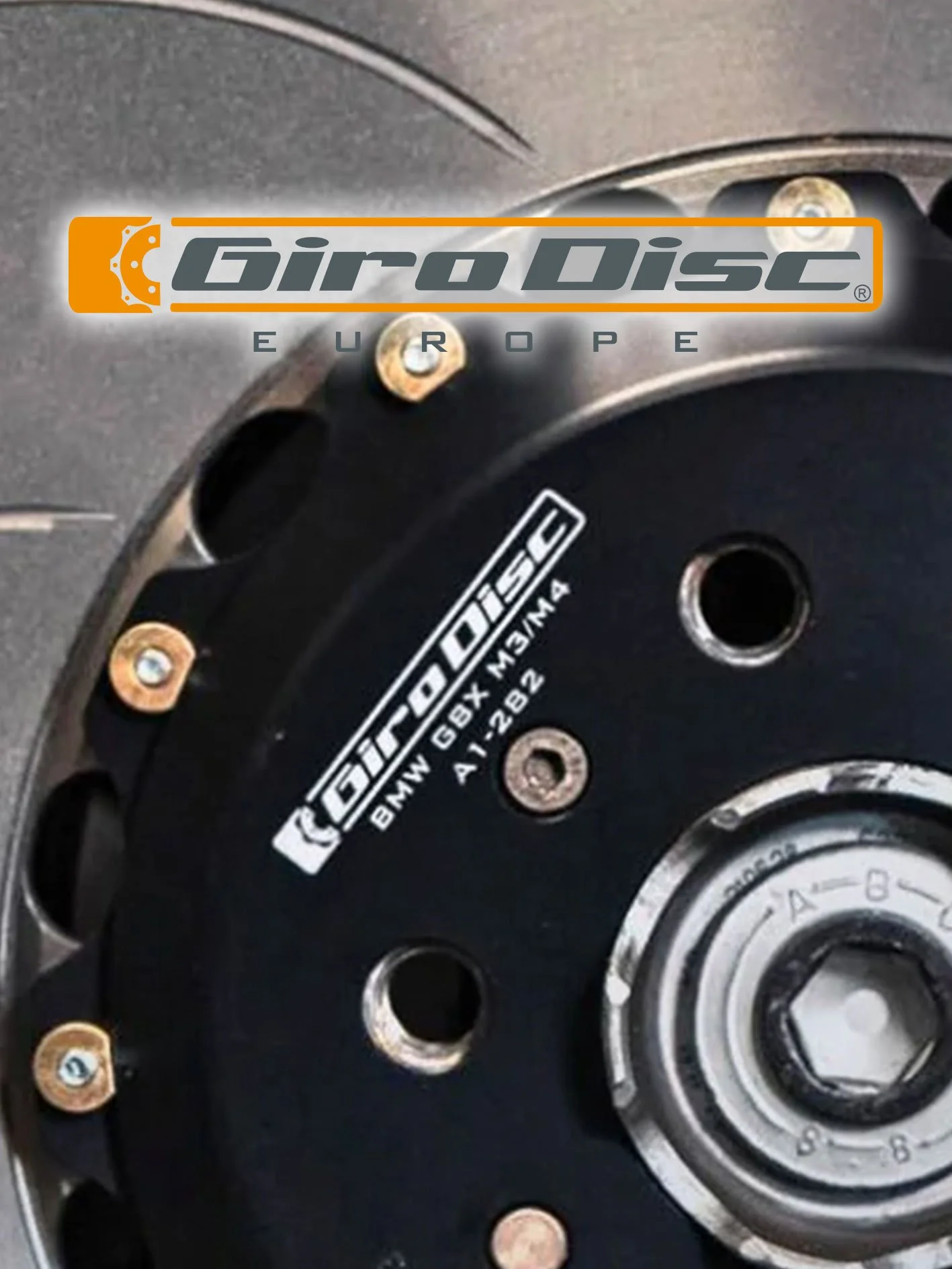 Nahaufnahme eines schwarzen Fahrzeugs mit einem Aufkleber, der das Markenlogo und die Aufschrift 'dba Disc Brakes Australia' zeigt, sowie eine Skizze einer Bremsscheibe.