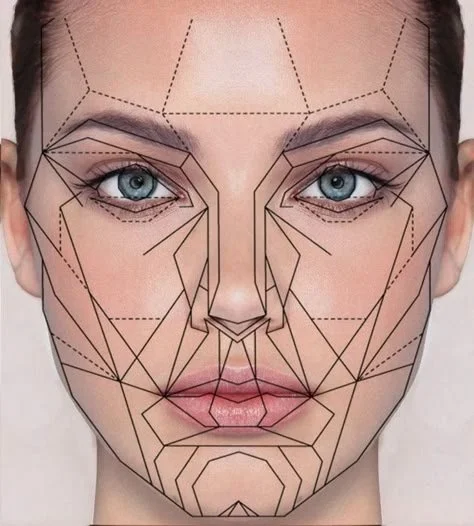Imagen de un rostro femenino con líneas de alineación y puntos de referencia para un análisis facial