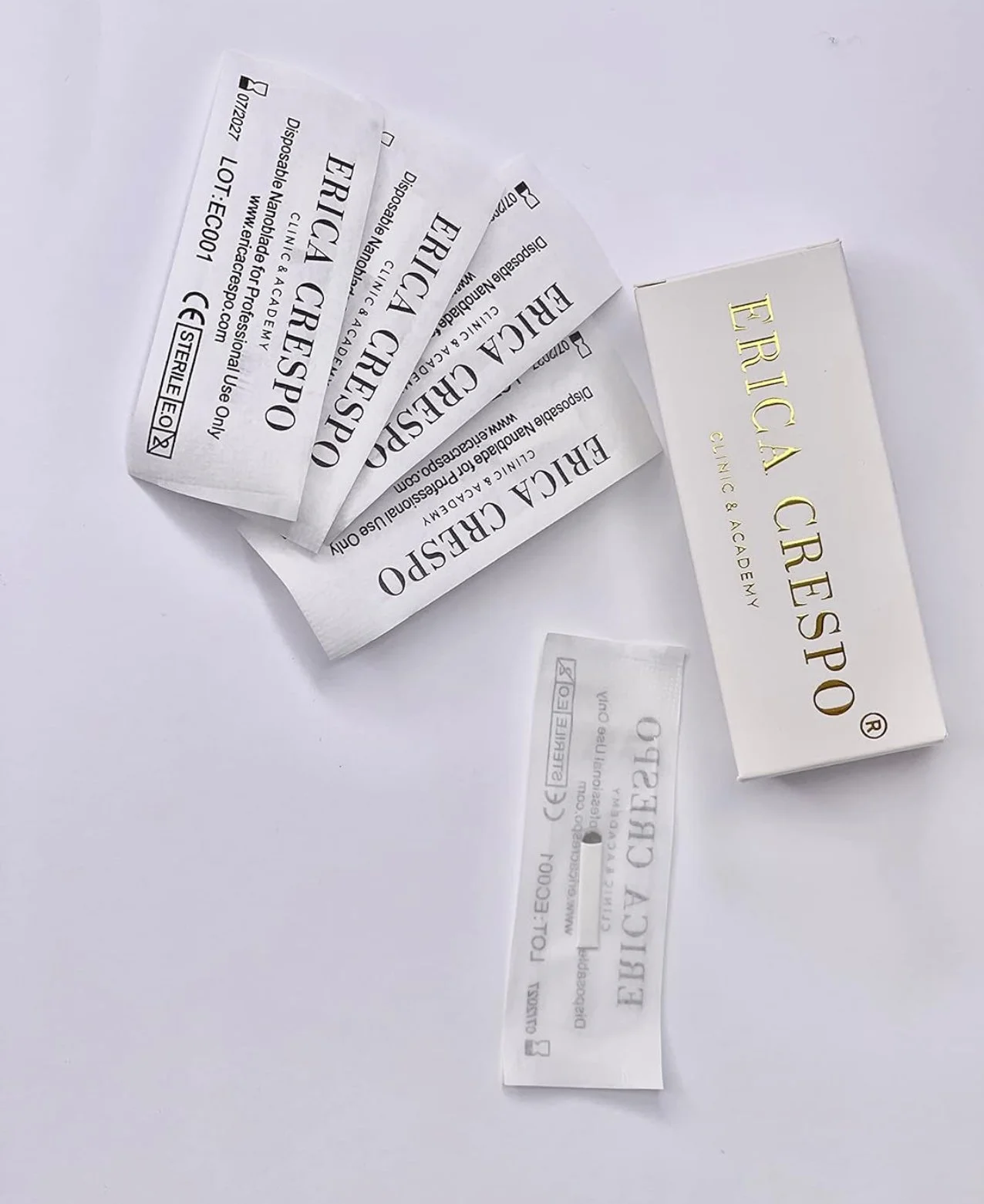 Conjunto de etiquetas y caja de un producto llamado 'Erica Crespo' de la clínica y academia, con instrucciones y detalles del producto.