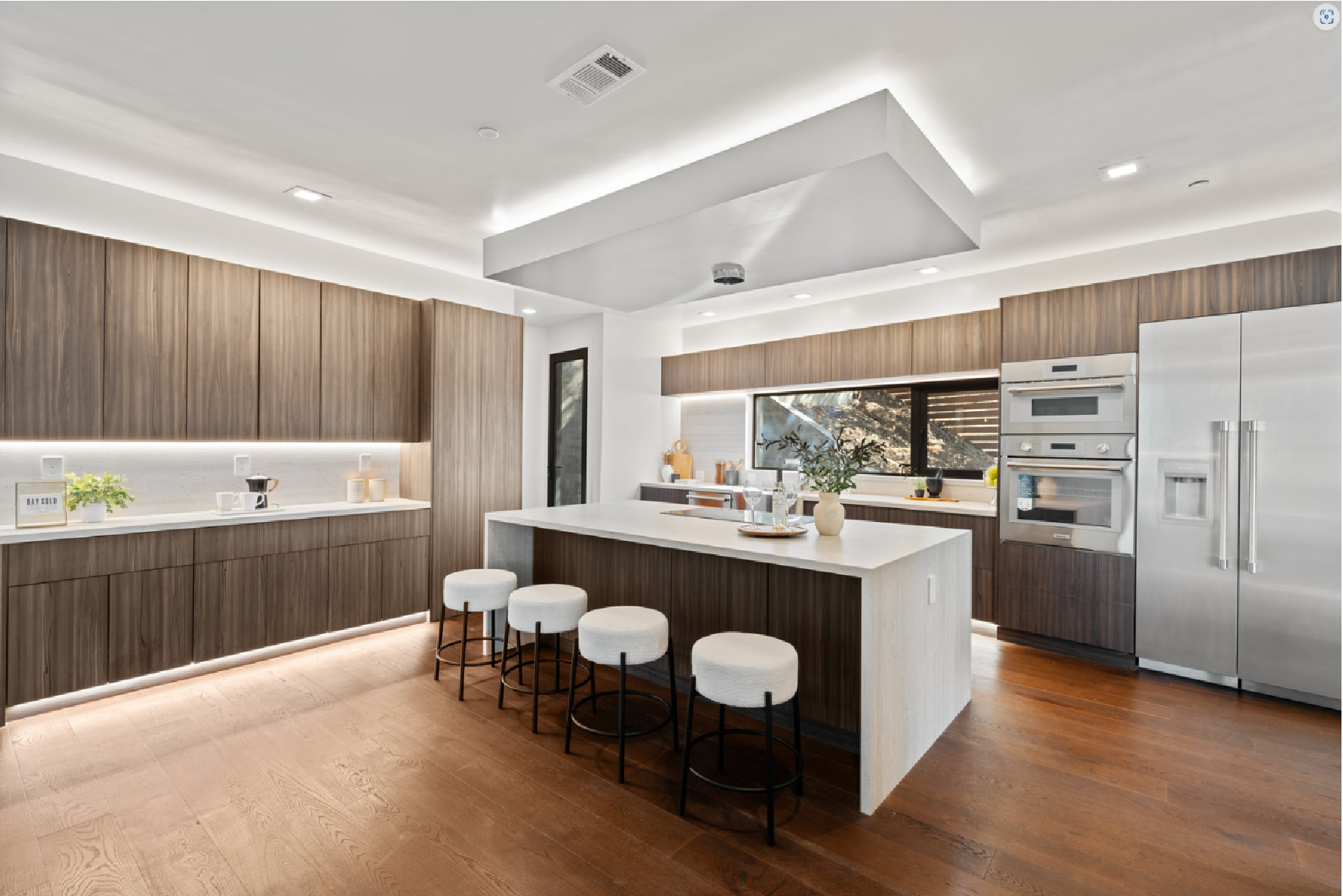 Realty Company Photos 4.png