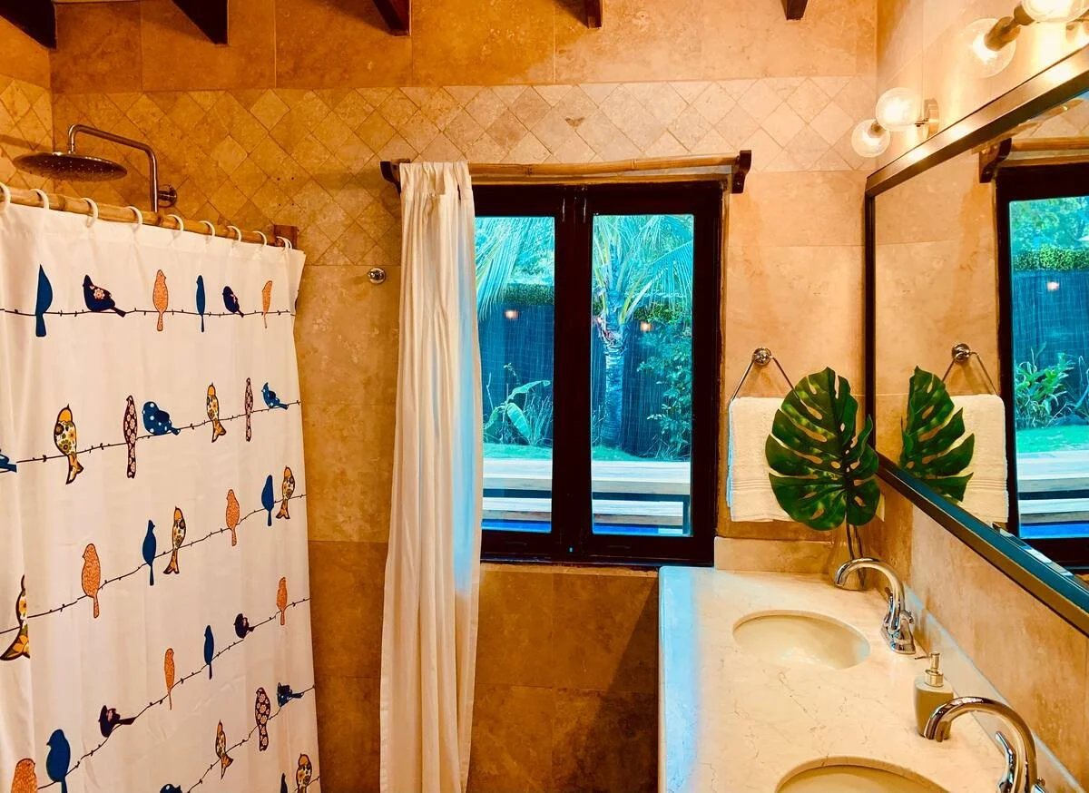 9 upstairs bath.jpg