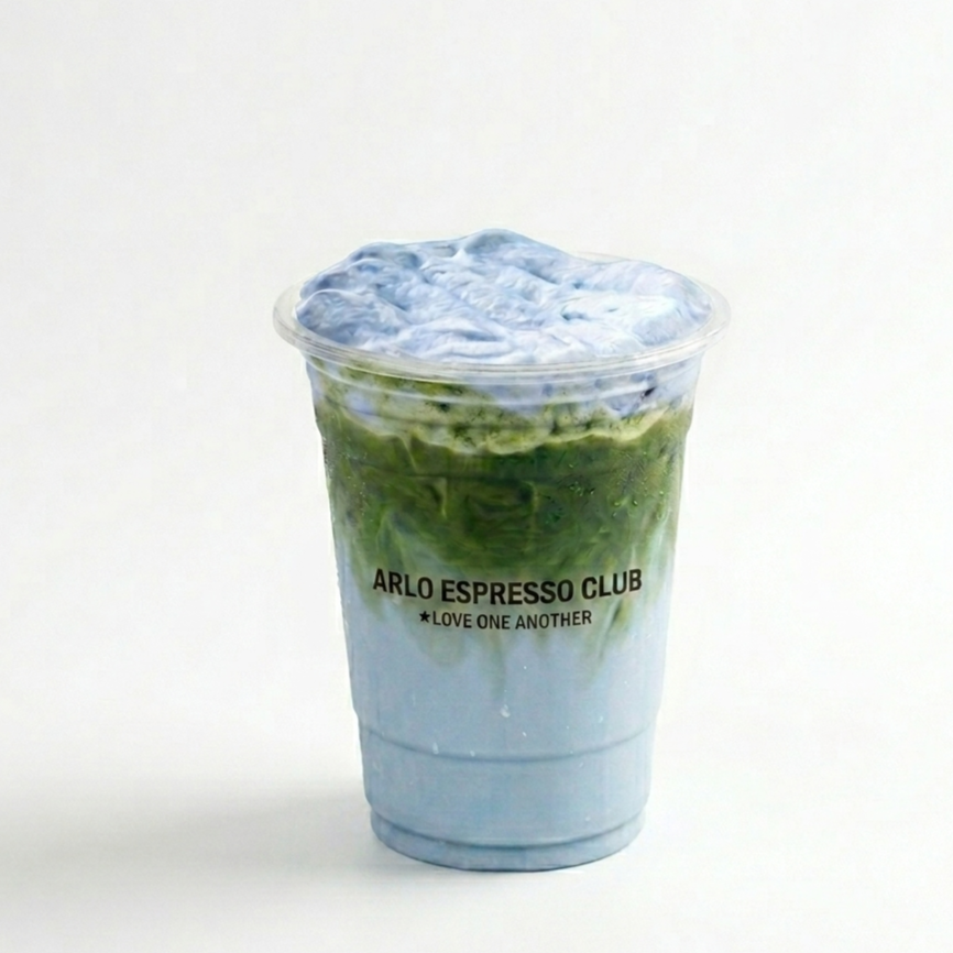 Multiple bottles of iced coffee in a cooler with ice, featuring labels and some text in a different language.