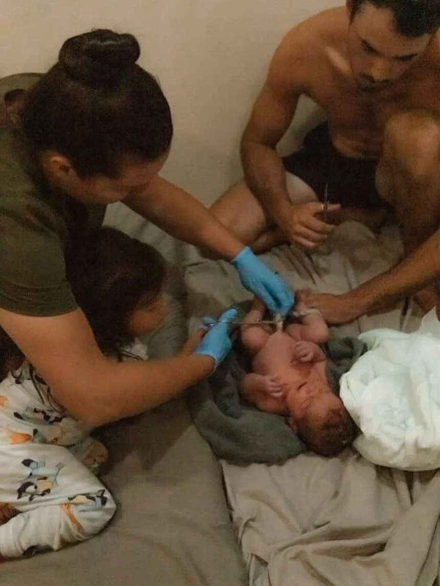 ✨ A special moment ✨ Big sister proudly helped me clamp her baby sibling&rsquo;s cord so dad could do the honor of cutting. 💕 This family holds such a special place in my heart &mdash; I had the joy of catching both of their babies!
In my practice, 