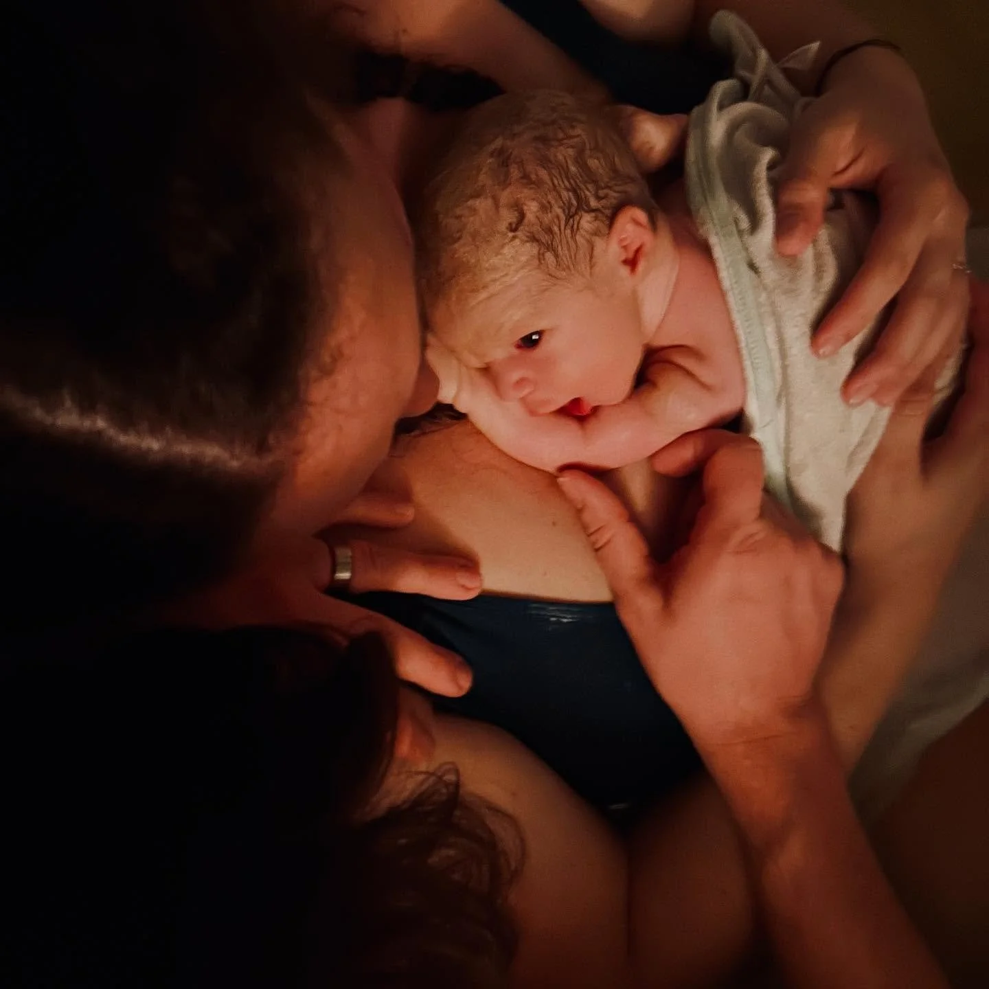 Five minutes earthside. Eyes wide open, taking it all in&mdash;the warmth of mom&rsquo;s chest, the steady touch of dad&rsquo;s hand, the gentle waters of birth still holding them close. The world is new, yet love is already familiar. ✨💛 Such a beau