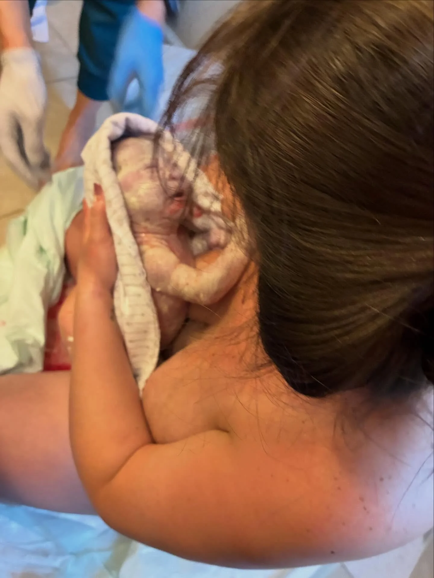 Birth doesn&rsquo;t wait for perfect conditions&hellip; and it doesn&rsquo;t need them. 🤍

I planned a peaceful water birth with this baby&mdash;just like my last two&mdash;but birth had its own rhythm this time. Before the tub could even be filled,