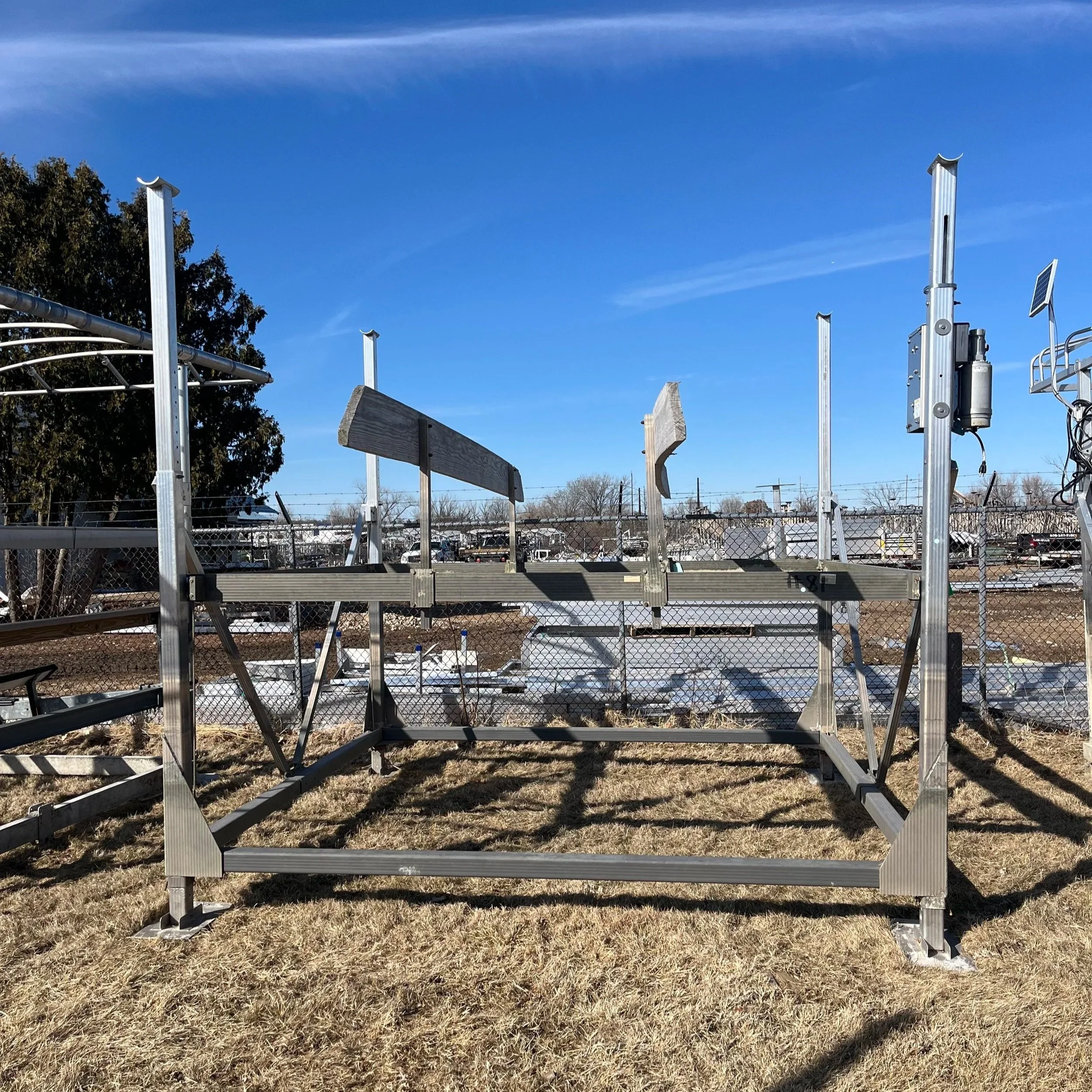Used Hewitt 4,000lb Pontoon / Tritoon Lift – 120″ Wide (871-081)