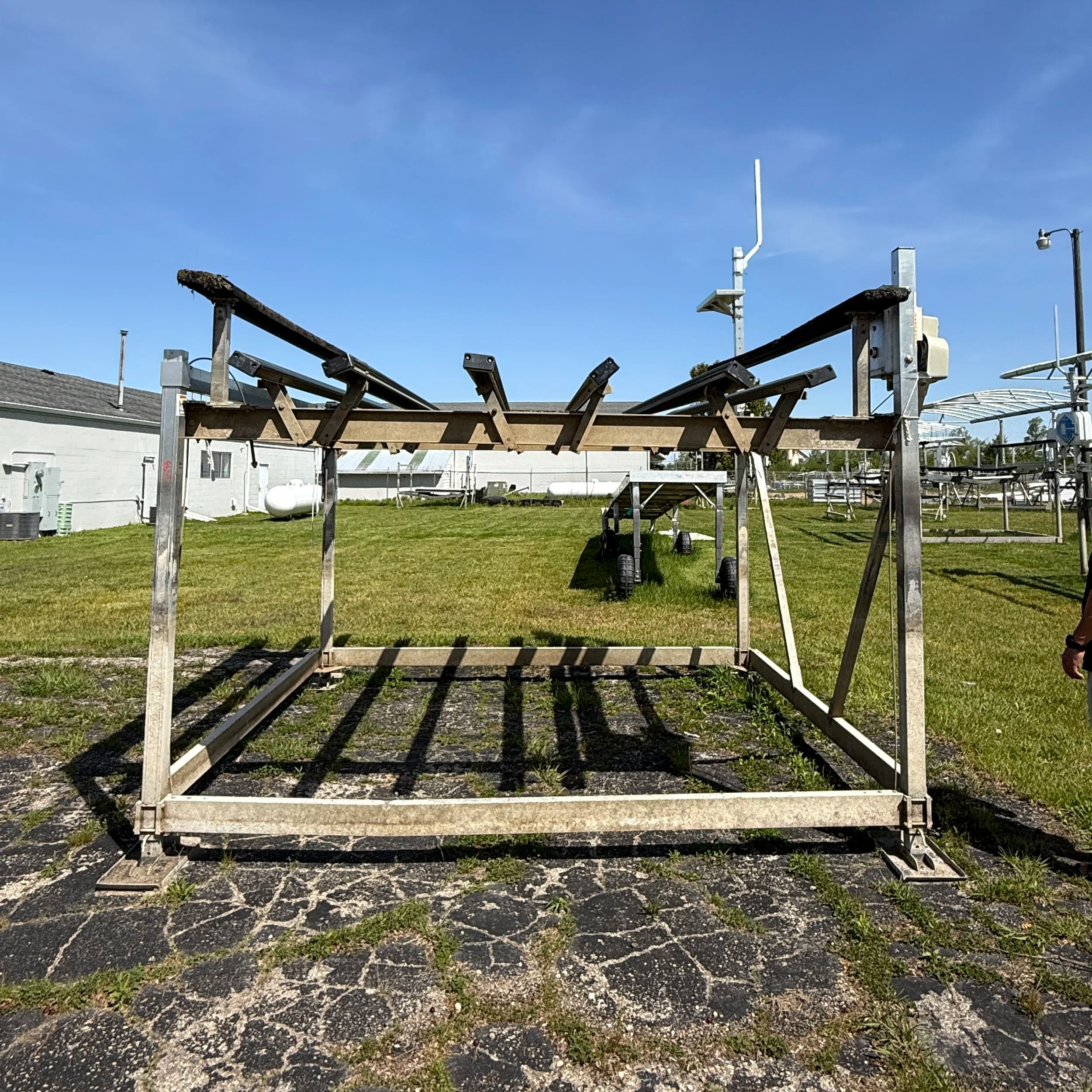 Used NewCraft 4,500 lb Boat Lift – Tritoon Setup (870-283)