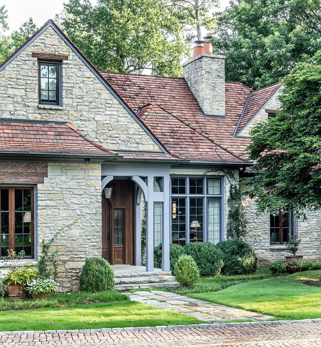 Nestled in the heart of Tuxedo Park, this timeless Tudor embraces the shift in season with quiet charm—where crisp mornings, turning leaves and the soft glow from within welcome fall in the most classic way!
•
Builder: @theberndsencompa