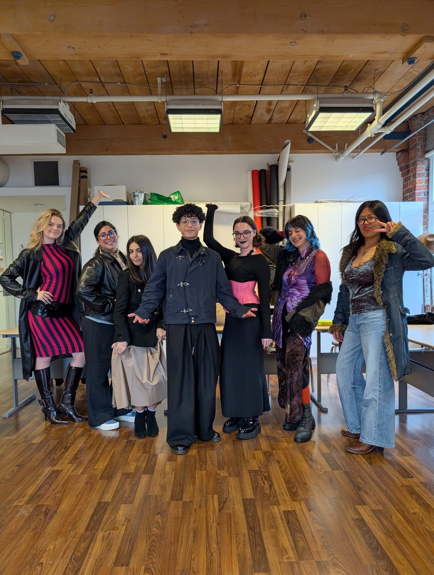 It&rsquo;s time for our weekly photo dump! Swipe through to see what&rsquo;s been going on at school this week.➡️
Our fashion students are hard at work designing their collections (or seeing who can jump the highest)👗, in the process of packing we&r