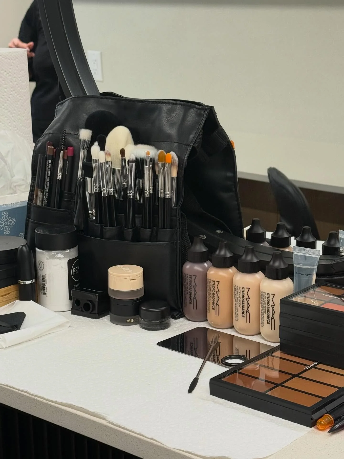 Inside JCI this week: 

✨ Fresh kits for the new makeup class
🧵 A designers&rsquo; tools 
🤝 Shade matching 
🧼 Clean clinic vibes 
🎨 An artists&rsquo; palette 
🩷 Pink wax for sensitive skin
😌 An underrated hairstylist tool: your hands 
📷 Sourci