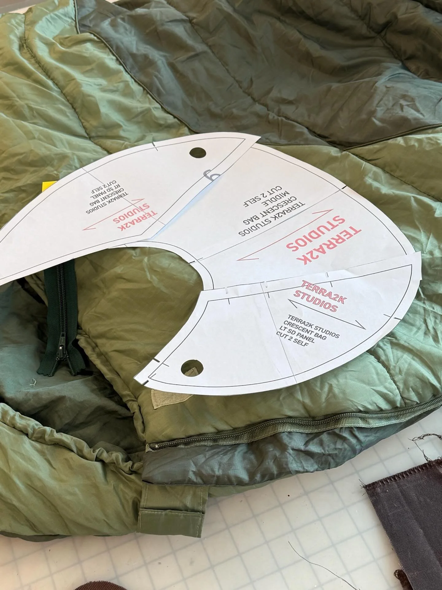 From sleeping bag to crescent bag 🌙 Found fashion design instructor @drydensereda working in the sewing studio on this cool upcycling project. Dryden wanted to work with a quilted material and sourced this sleeping bag on FB Marketplace. Stay tuned 