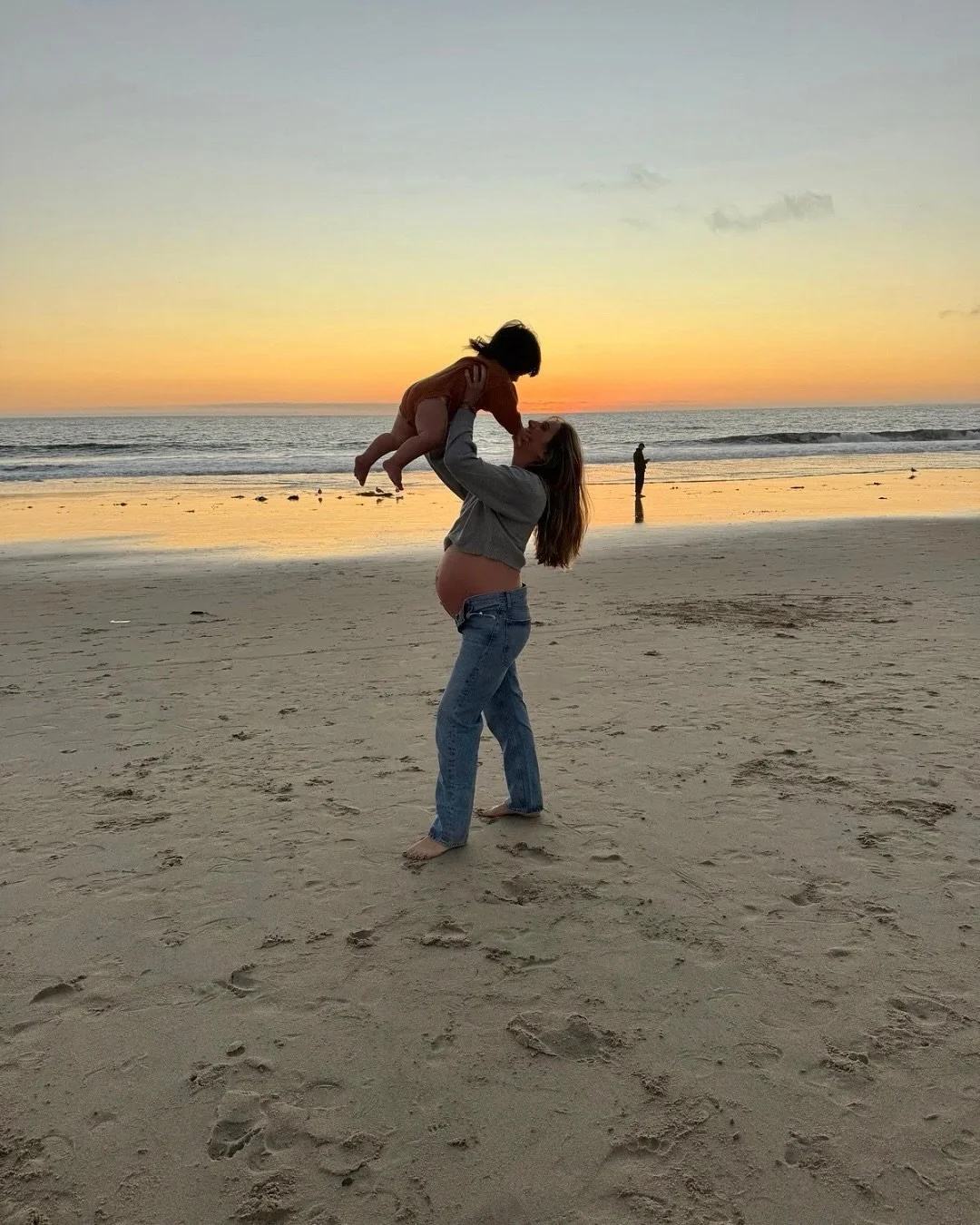 ⭐️🎁🎄12 DAYS OF BABIES!!!🎄🎁⭐️ 

Molly with Arlo as she awaited her next cutie!! 🩷 so precious to see your families grow! 🤗