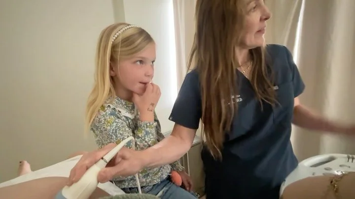 Take a look at Dr. Colin showing Big Sis Cora her little sis in the ultrasound! Such a full circle moment 🫂 Dr. Colin delivered Cora, Ford, Rhett, and now Maeve 💞 the cutest family ever @egillyklein!!! ⭐️