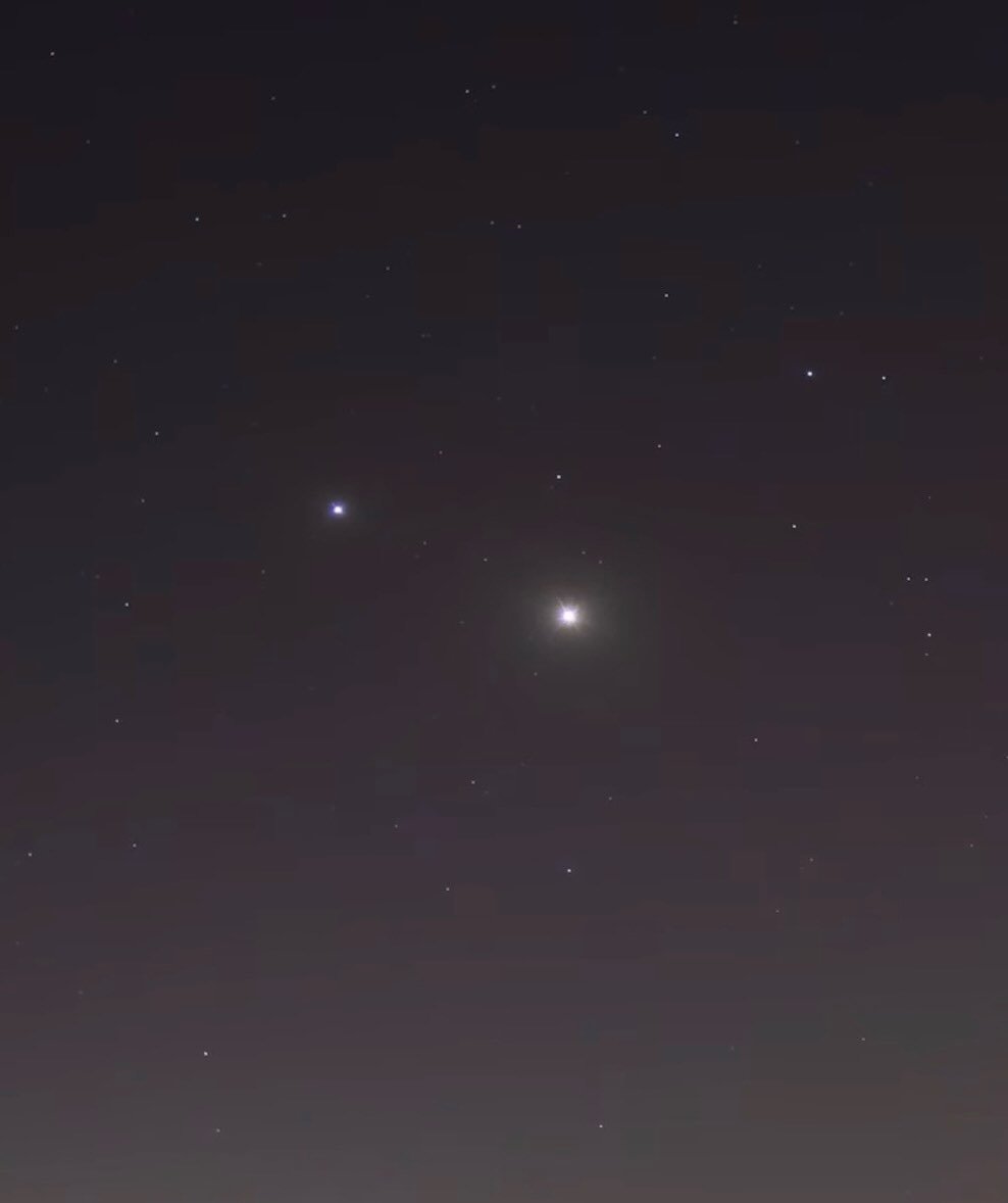 The last few nights dancing in the stars being absolutely amazed by the cosmic magic at play 🪐🌙✨

Jupiter and Venus conjunction 🌌