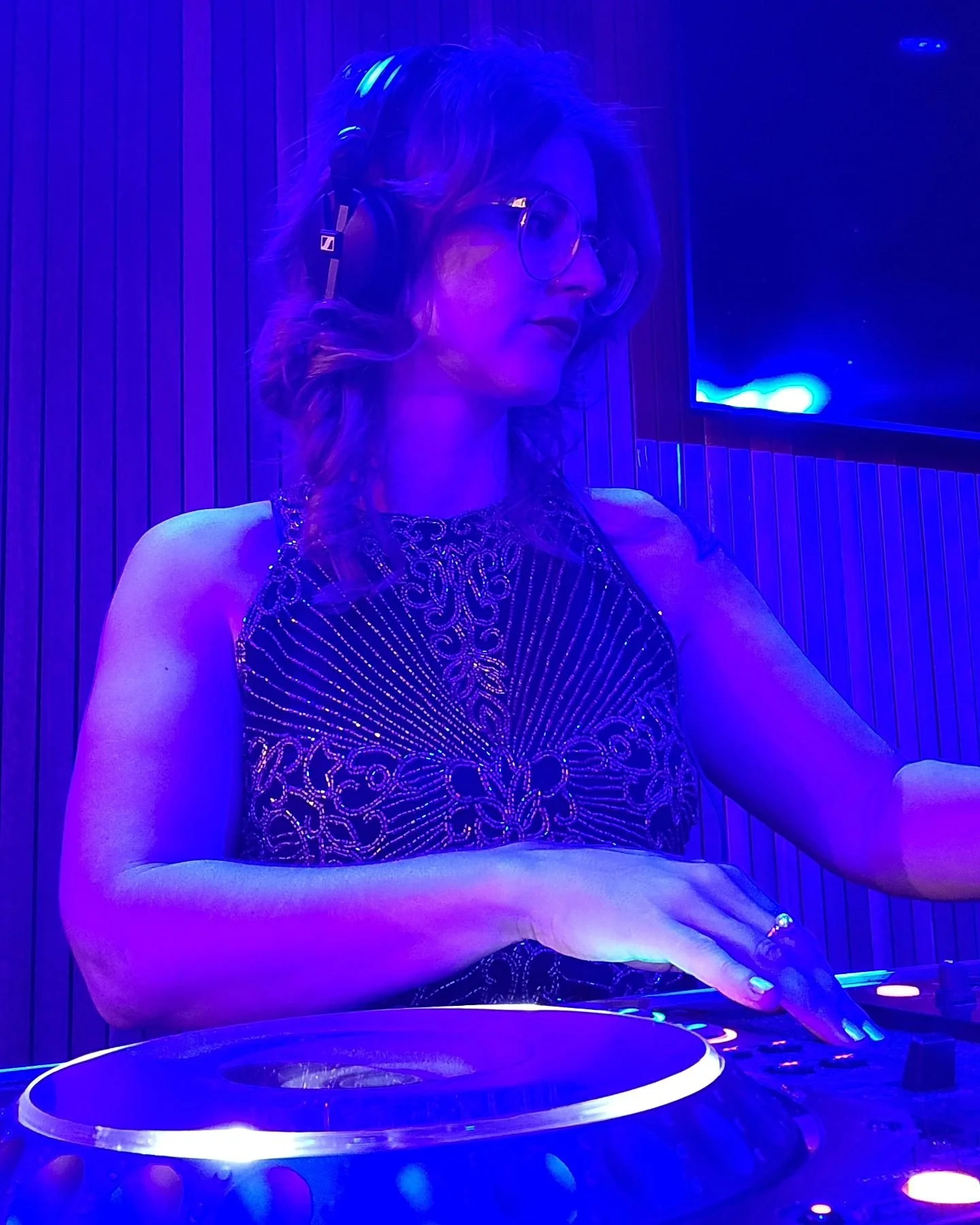 This was the only non-blurry picture from Saturday night at @marionhotel because all the rest were the  dancing-and-jumping-around type 💃🎧
.
.
.
.
.
.
#adelaidefemaledj #ladydj #adelelaidedj #womandj #dancingdj #australiandj #womendjs #femaledjs