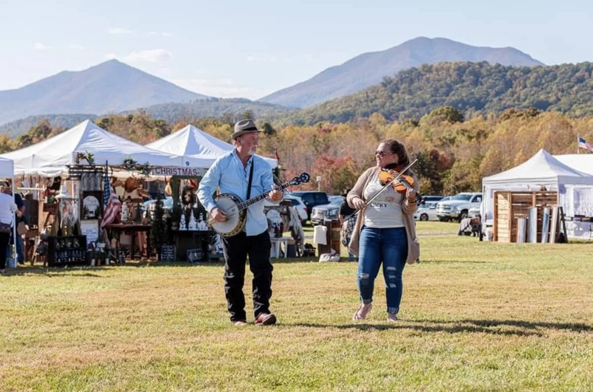 Live music in Bedford, Virginia at the Mountain View Market with vendors