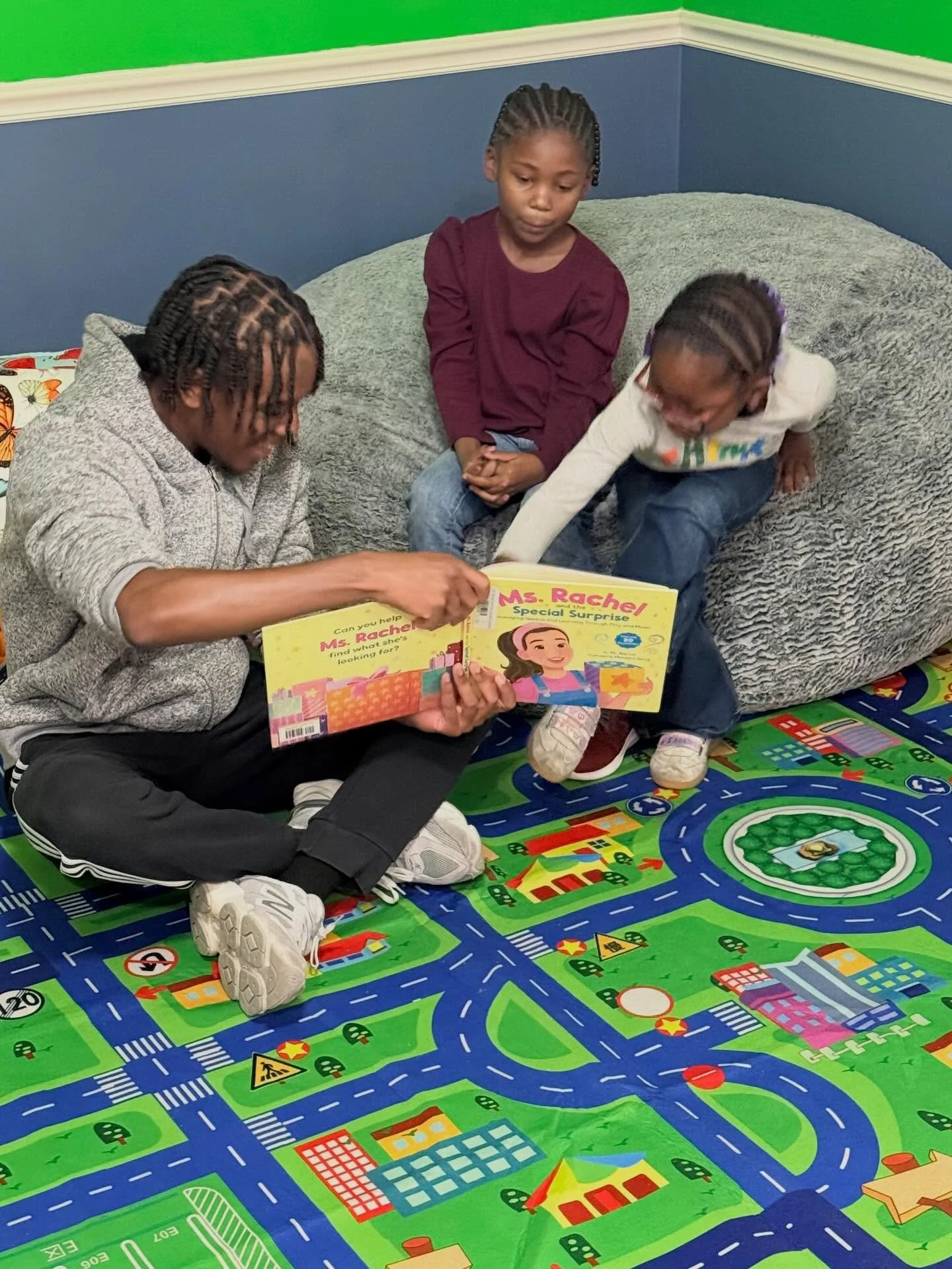 Reading is how we start the day and responsibility is how we end the day. Our kids wrapped up today by tackling their end-of-day jobs to earn their paycheck! These small routines are shaping big leaders!😁