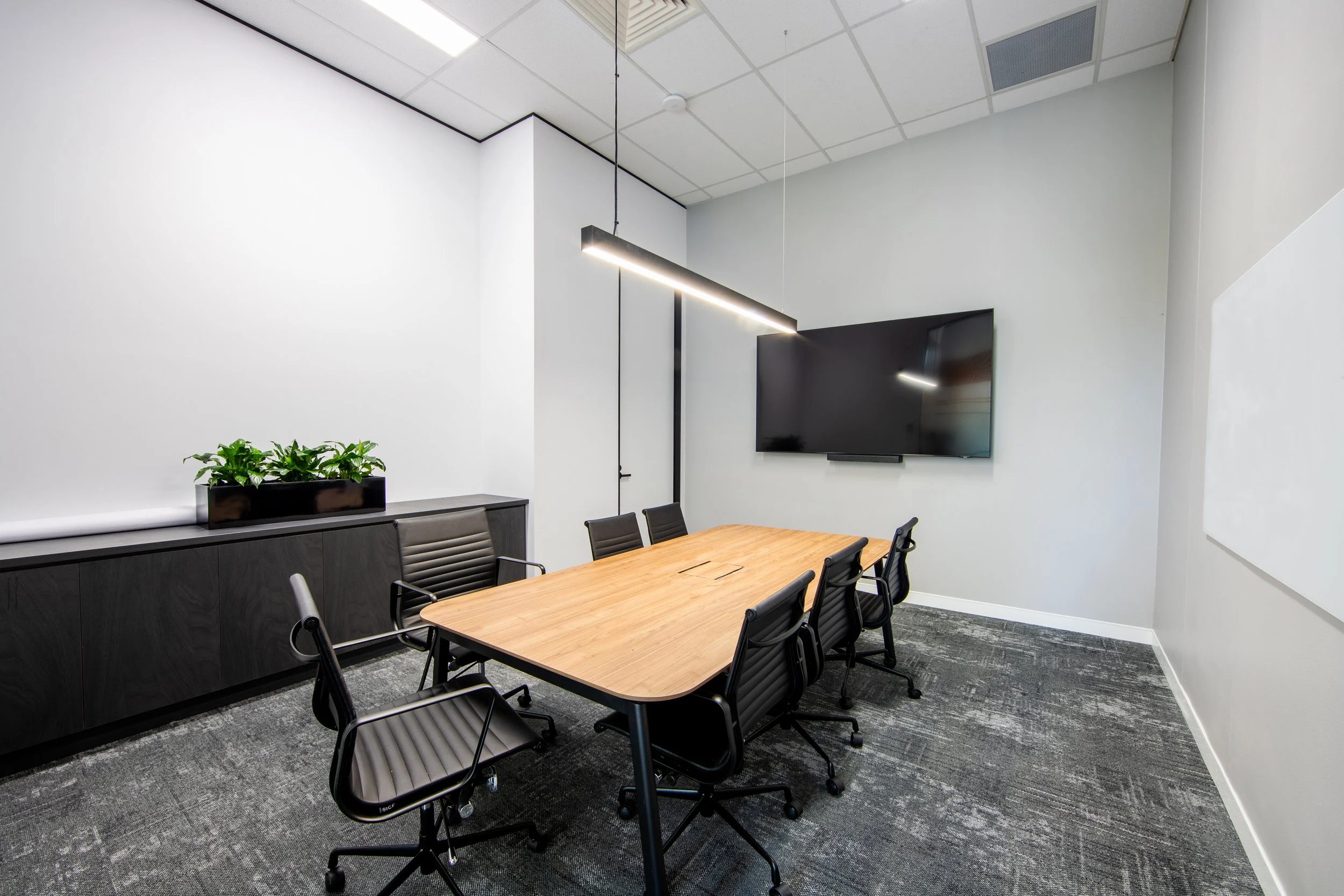 Copper Mountain Mining Office Fitout | Boardroom & Conference Room Design Brisbane

This Copper Mountain Mining office fitout features a contemporary boardroom designed to support collaboration, presentations, and team meetings. The space incorporate