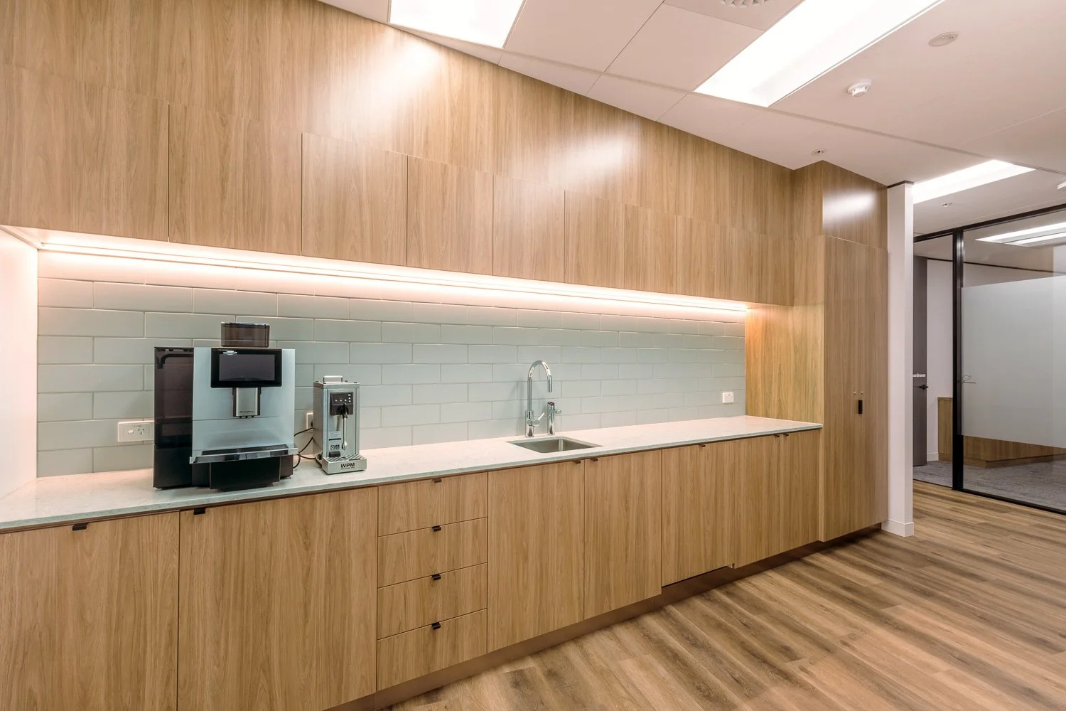 Tucker & Cowen Office Fitout | Office Teapoint Design Brisbane

This Tucker & Cowen office fitout features a contemporary office teapoint designed to combine functionality with a refined workplace aesthetic. Custom timber cabinetry, integrated LED li