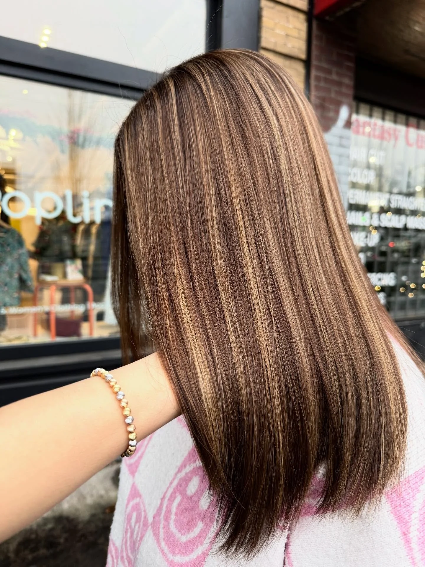 Medium brown with warm honey blonde highlight 
.
.
.Hair done by Ann

.
.
.
#vancouverhairstylist  #vancouverhairsalon  #vancouverhair